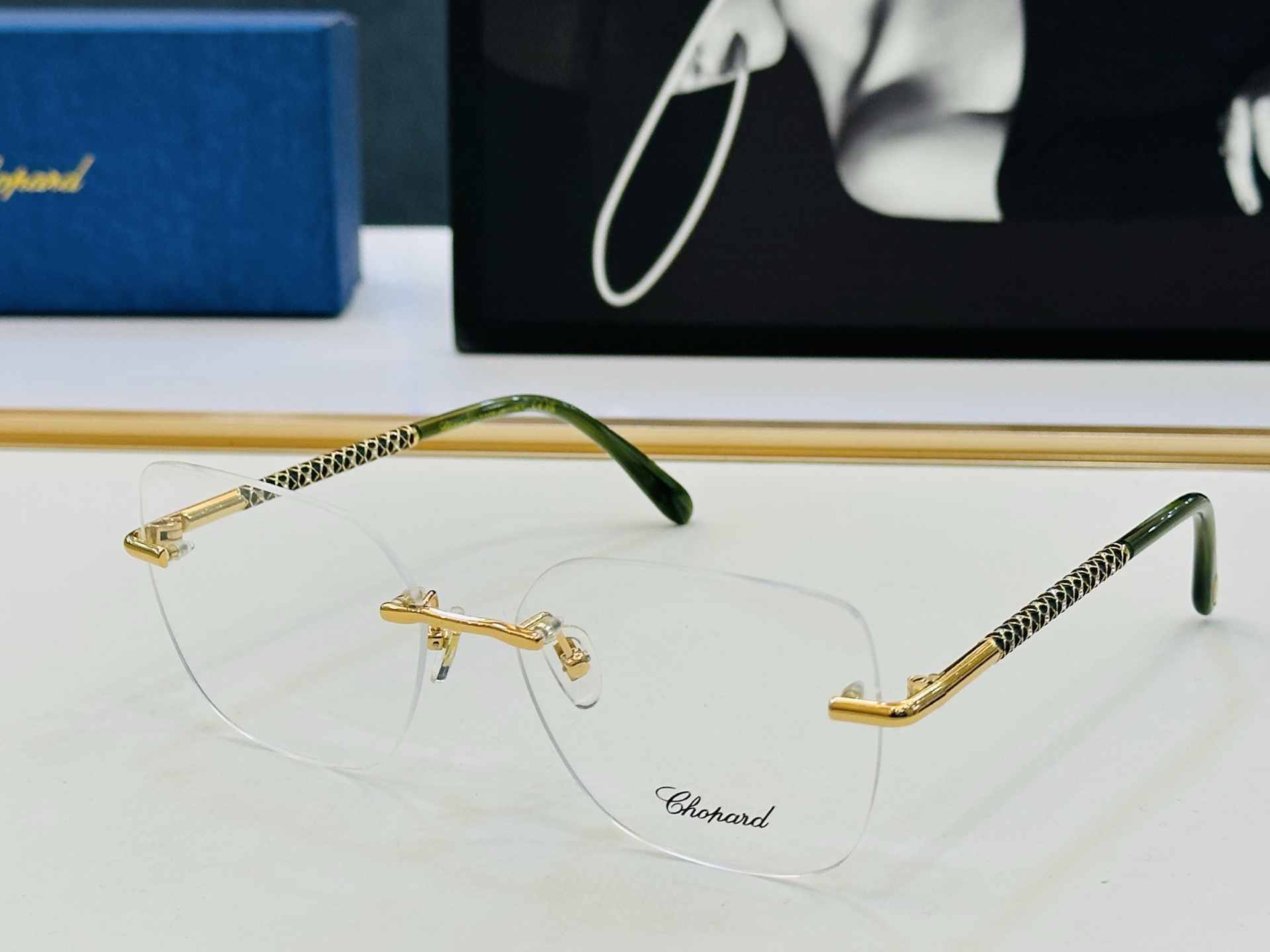 原版 ChoPard肖邦 MODEL: SCHG960 Size：58口17-145 以现代时尚的设计风