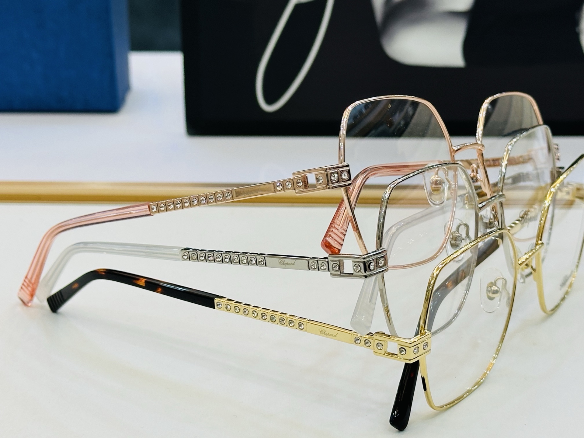 原版 ChoPard肖邦 MODEL: VCHL25S Size：55口18-145 以现代时尚的设计风