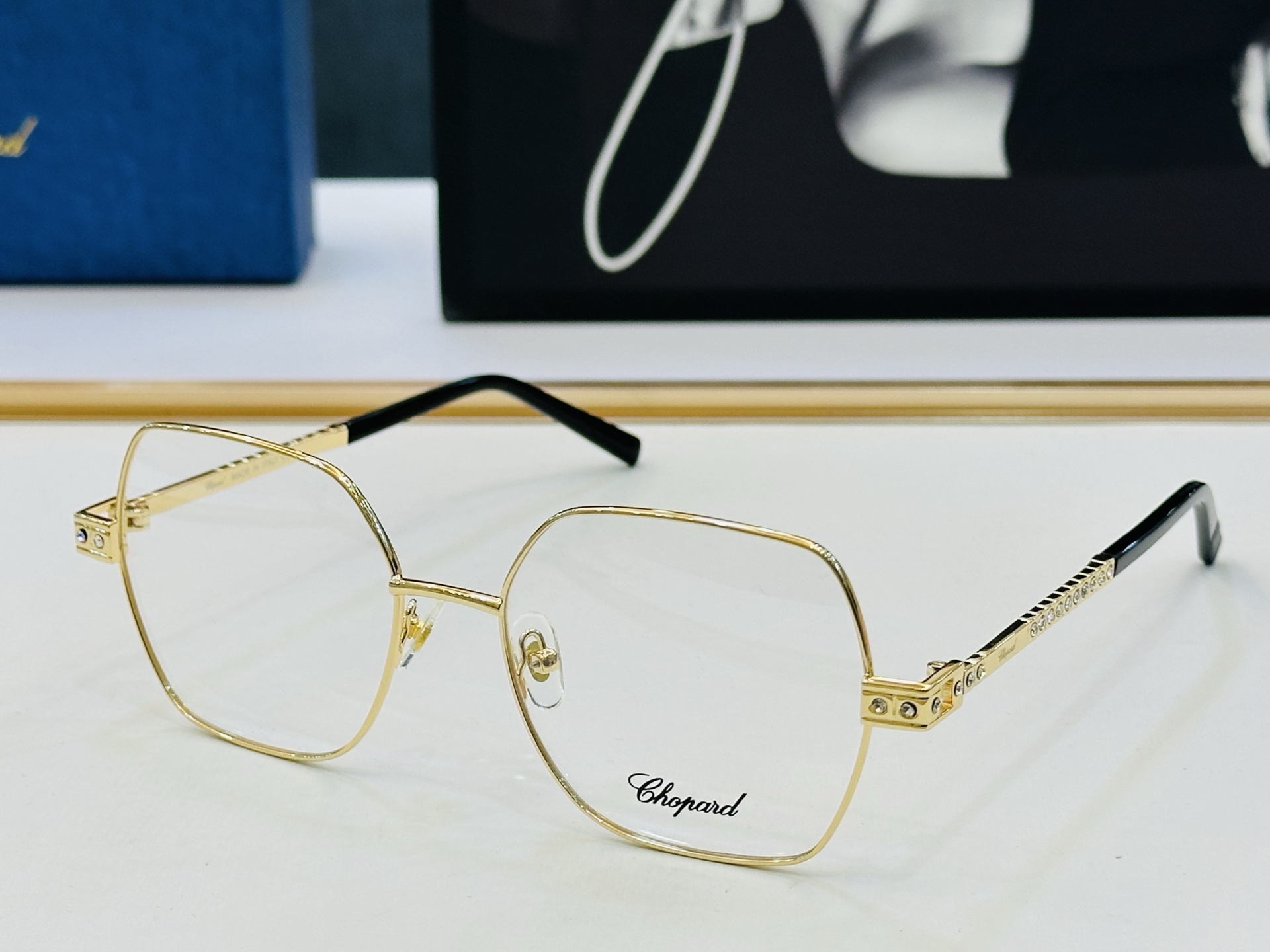 原版 ChoPard肖邦 MODEL: VCHL25S Size：55口18-145 以现代时尚的设计风