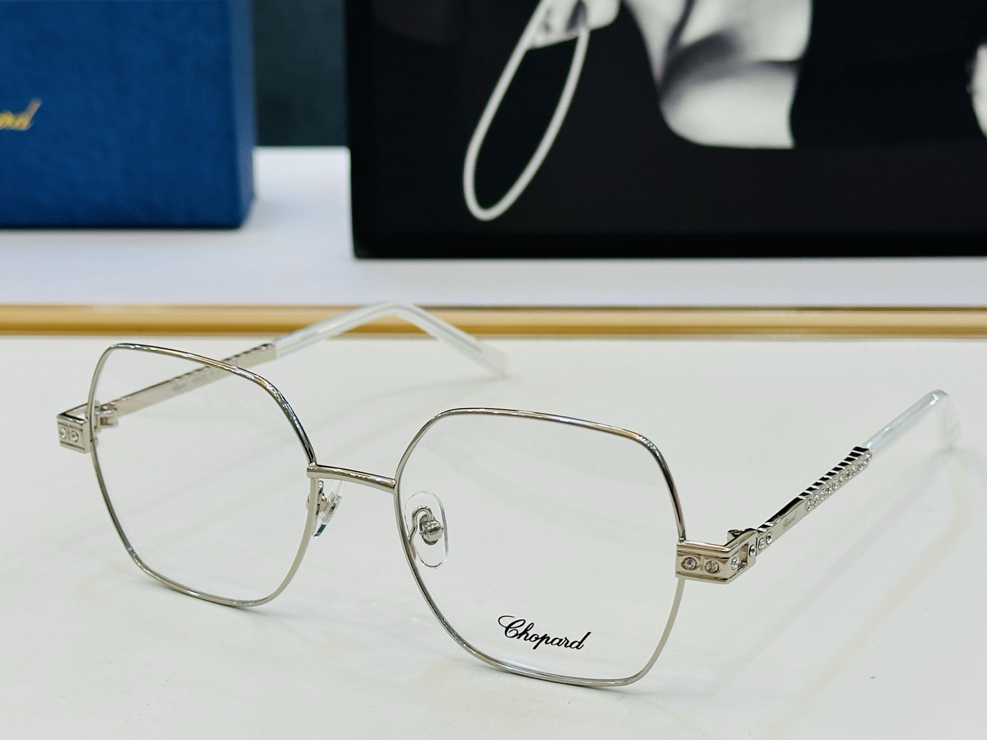 原版 ChoPard肖邦 MODEL: VCHL25S Size：55口18-145 以现代时尚的设计风