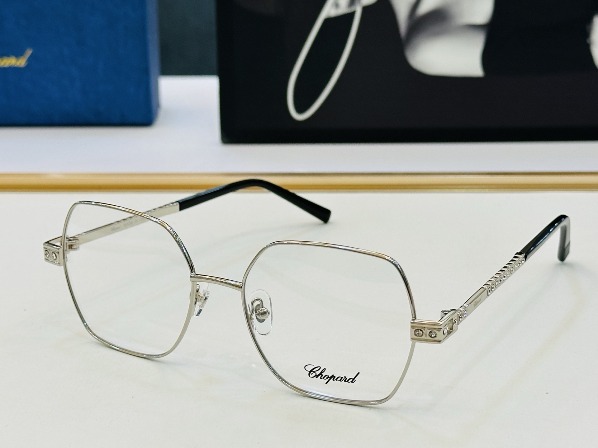 原版 ChoPard肖邦 MODEL: VCHL25S Size：55口18-145 以现代时尚的设计风