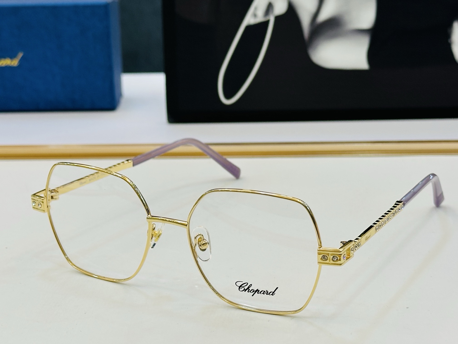 原版 ChoPard肖邦 MODEL: VCHL25S Size：55口18-145 以现代时尚的设计风