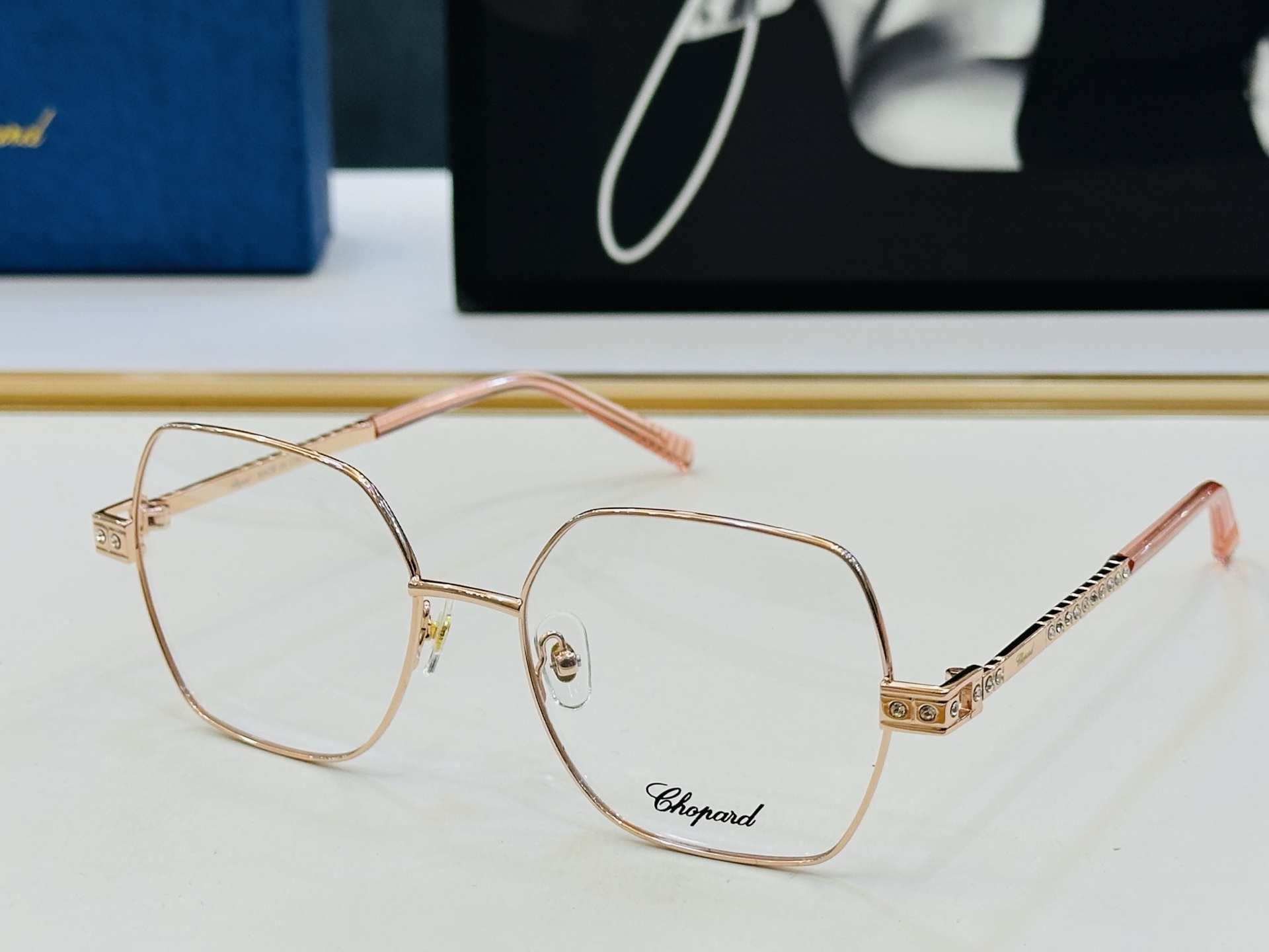 原版 ChoPard肖邦 MODEL: VCHL25S Size：55口18-145 以现代时尚的设计风