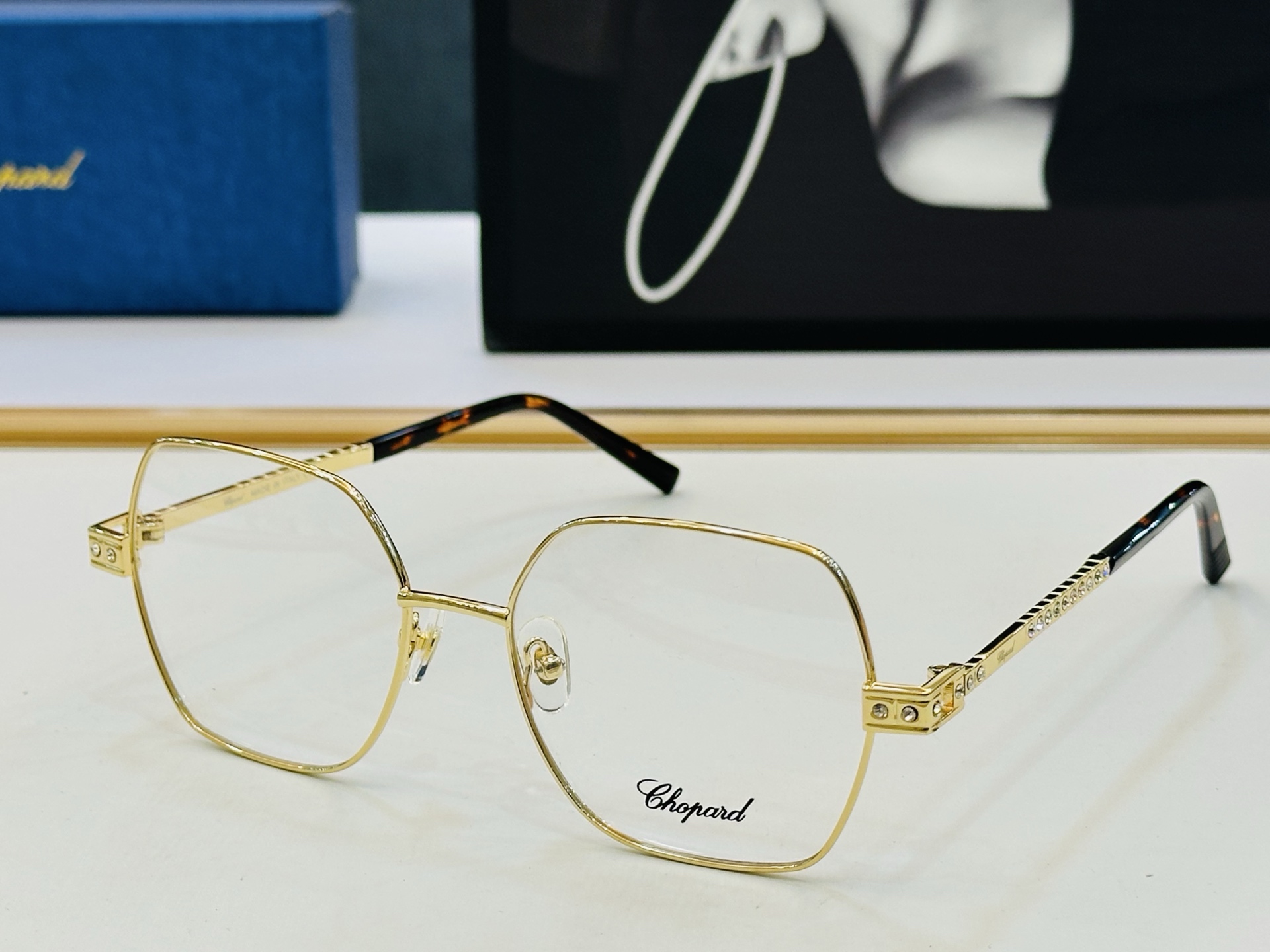 原版 ChoPard肖邦 MODEL: VCHL25S Size：55口18-145 以现代时尚的设计风