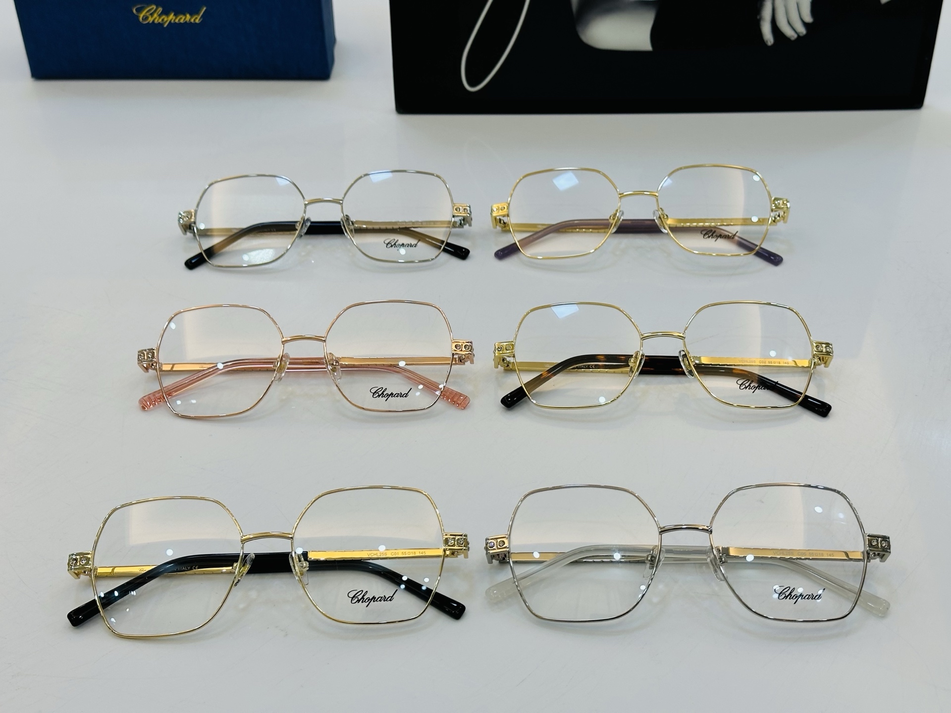 原版 ChoPard肖邦 MODEL: VCHL25S Size：55口18-145 以现代时尚的设计风