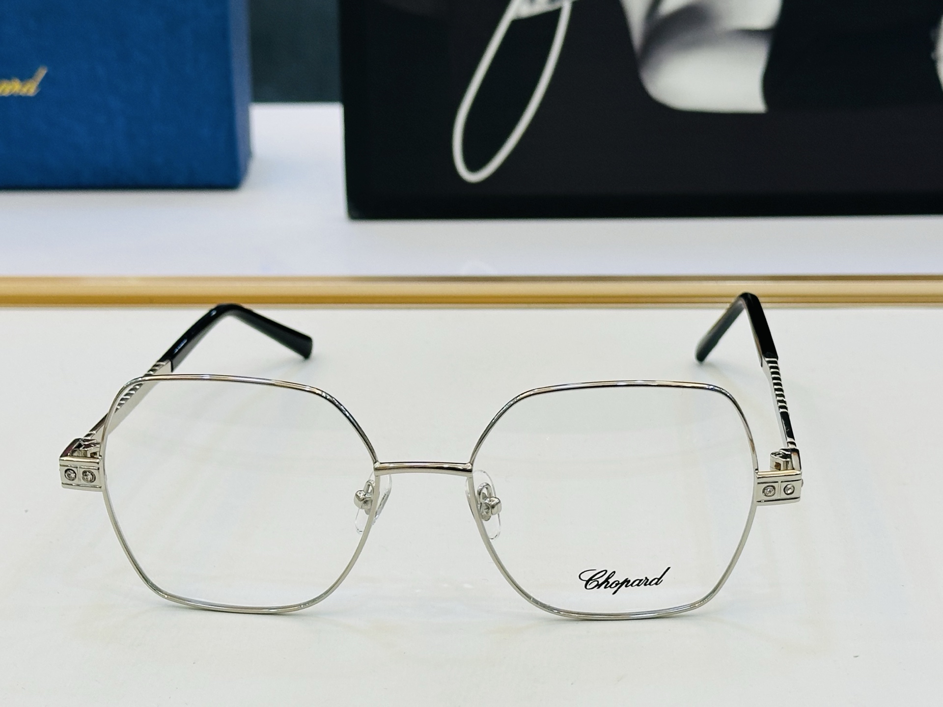 原版 ChoPard肖邦 MODEL: VCHL25S Size：55口18-145 以现代时尚的设计风