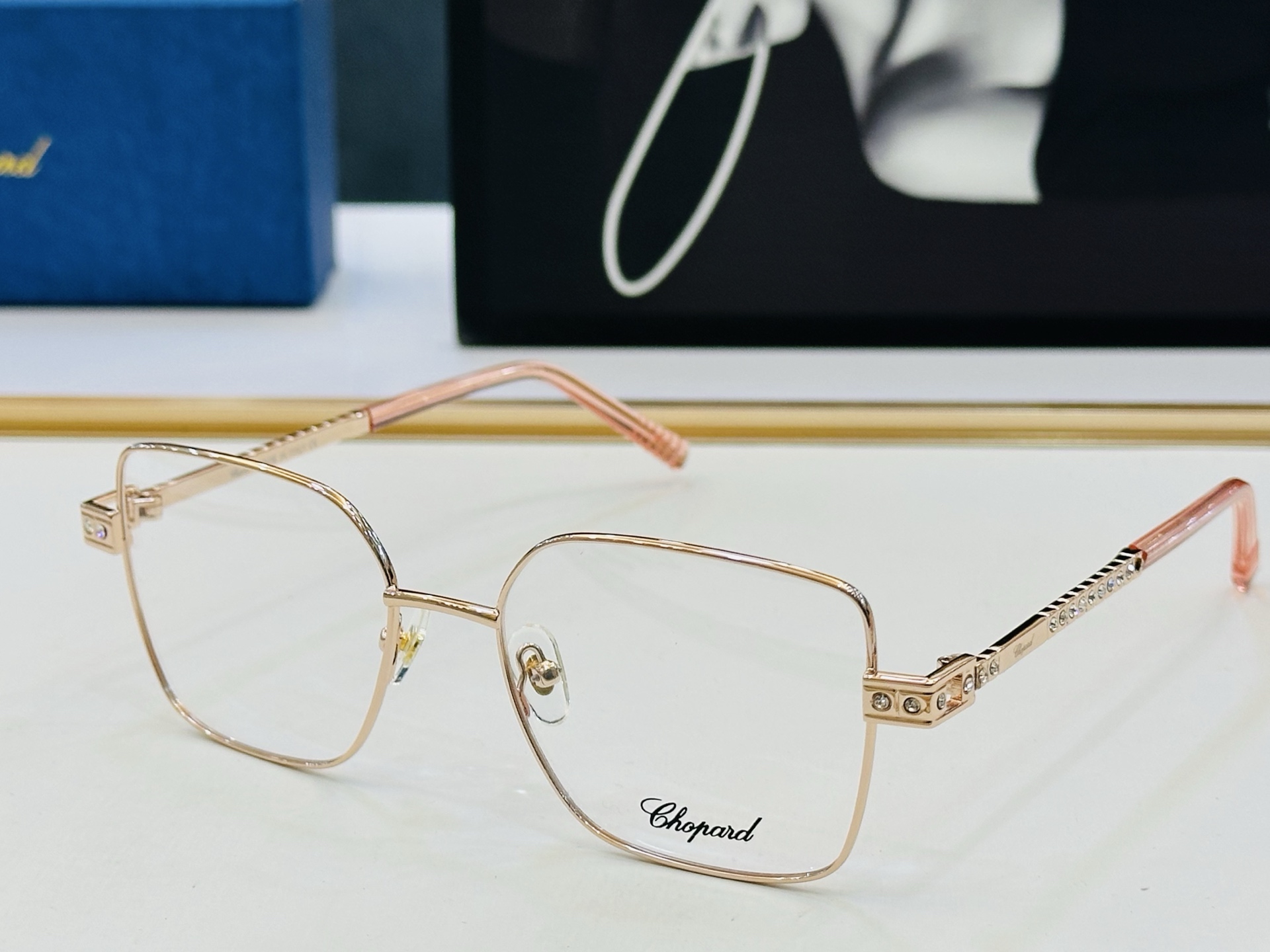 原版 ChoPard肖邦 MODEL: VCHL24S Size：55口18-145 以现代时尚的设计风