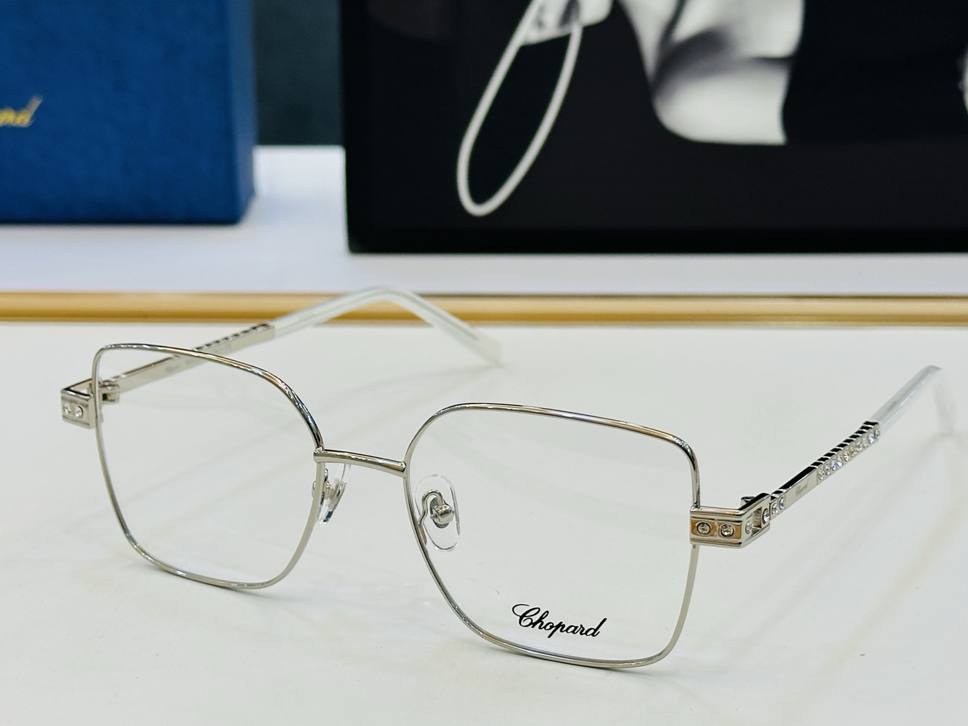 原版 ChoPard肖邦 MODEL: VCHL24S Size：55口18-145 以现代时尚的设计风