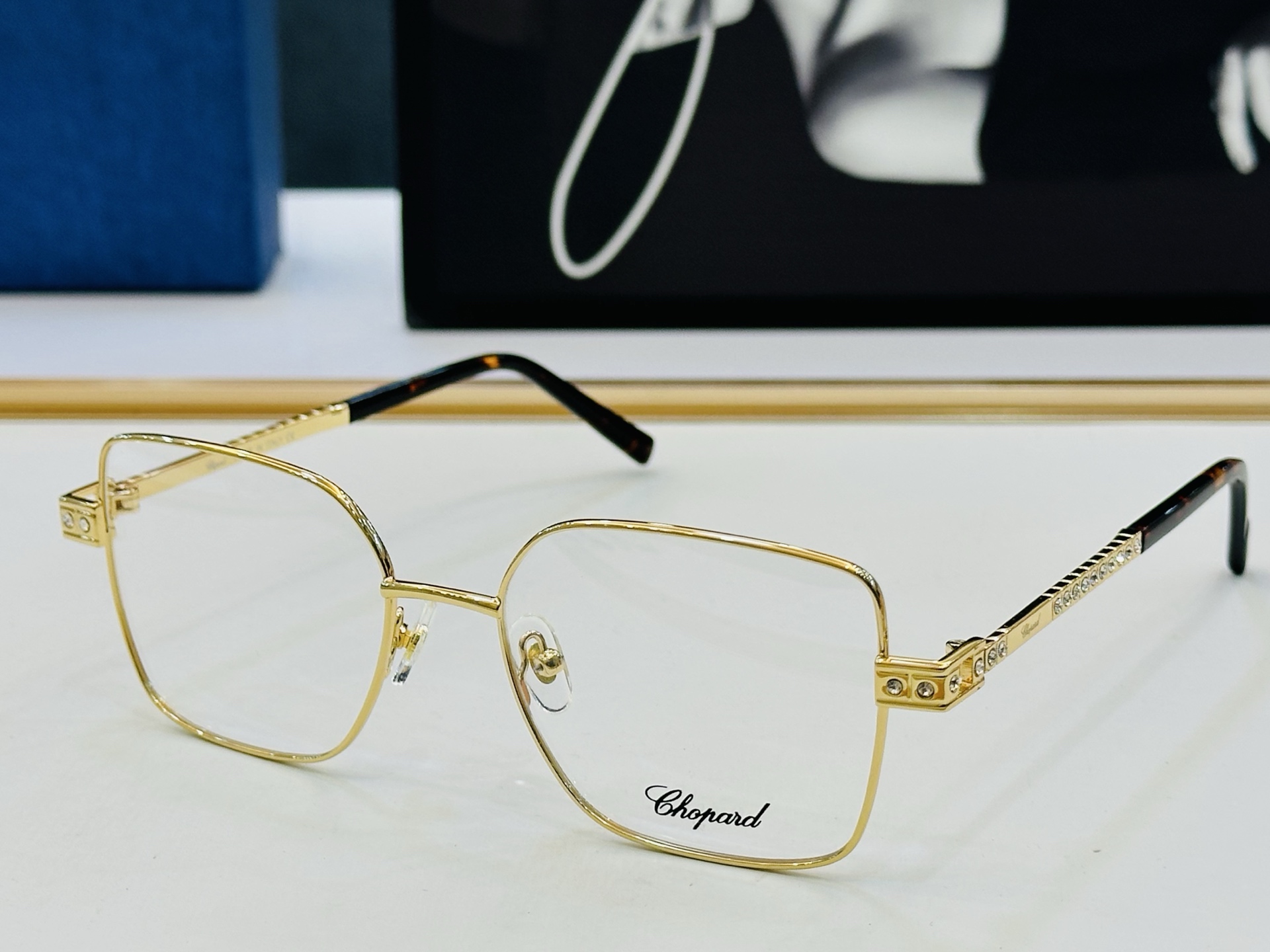 原版 ChoPard肖邦 MODEL: VCHL24S Size：55口18-145 以现代时尚的设计风