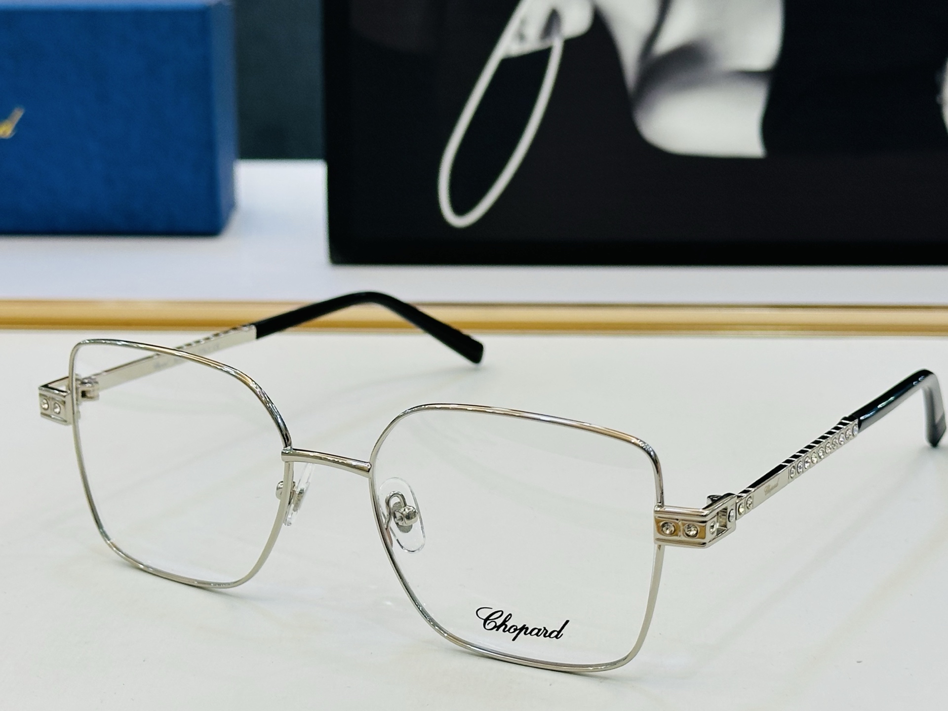 原版 ChoPard肖邦 MODEL: VCHL24S Size：55口18-145 以现代时尚的设计风