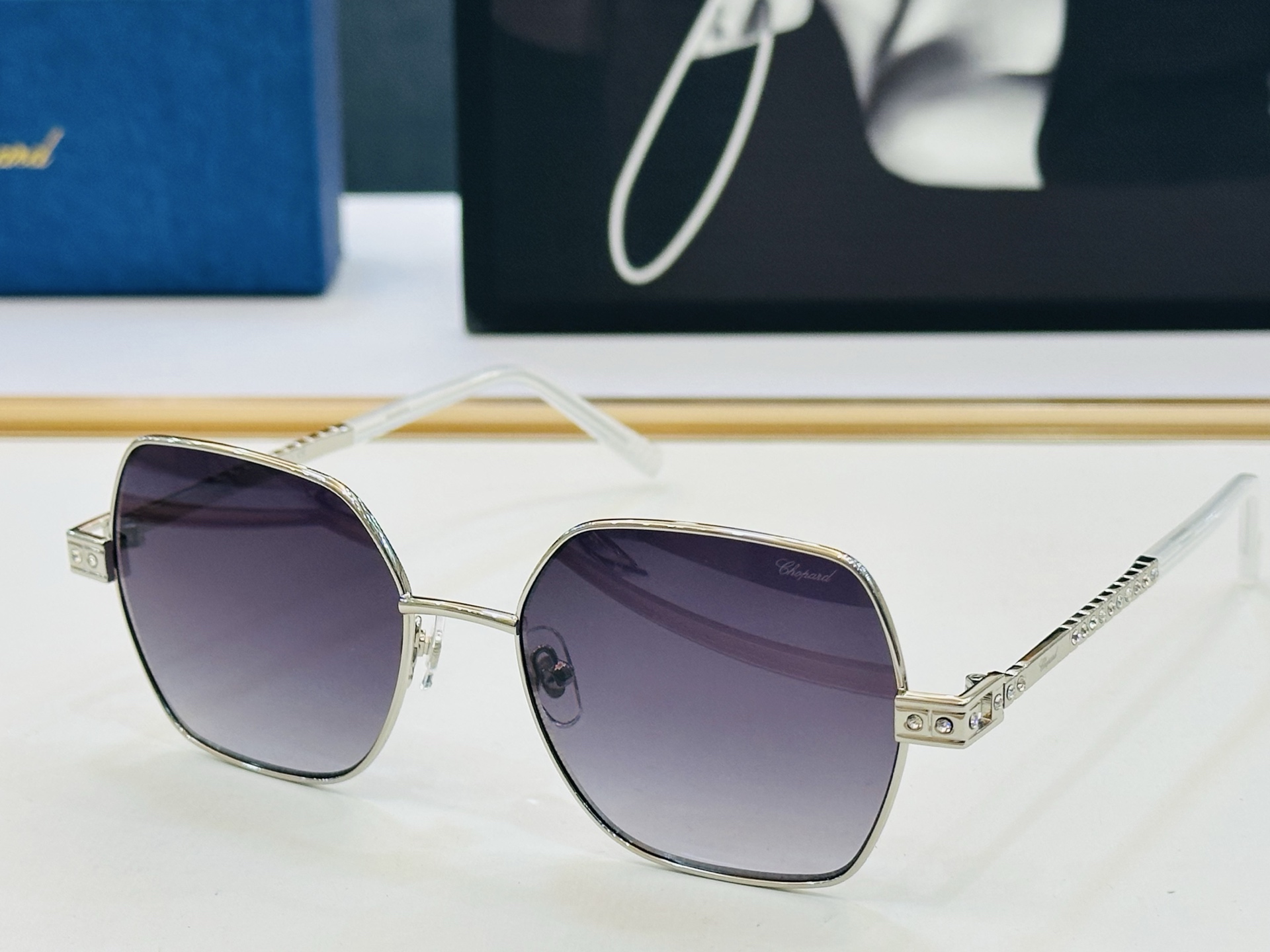 原版 ChoPard肖邦 MODEL: VCHL25S Size：55口18-145 以现代时尚的设计风