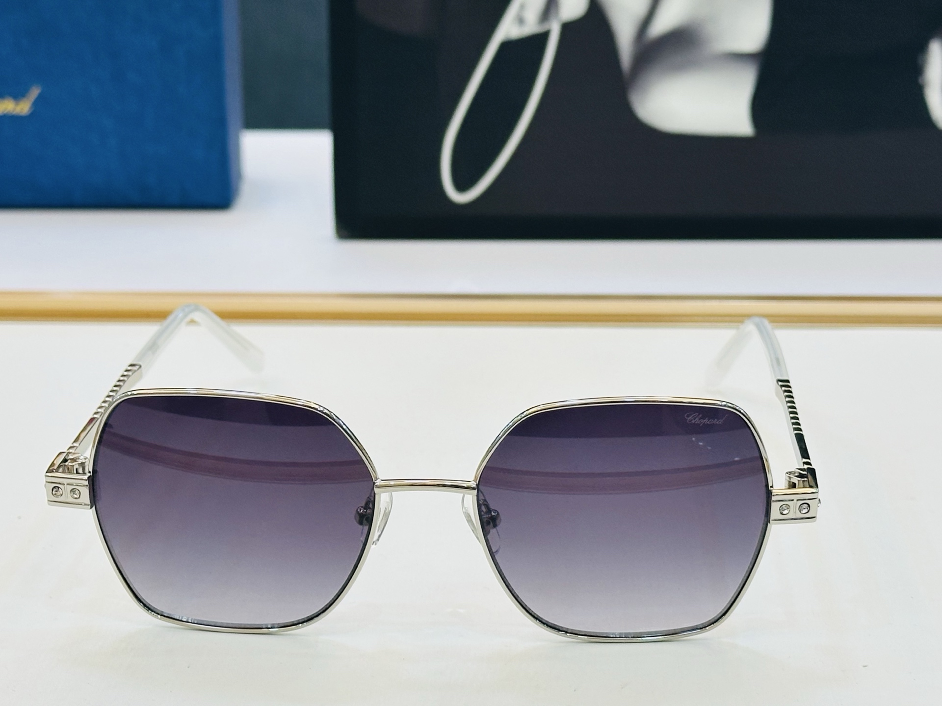 原版 ChoPard肖邦 MODEL: VCHL25S Size：55口18-145 以现代时尚的设计风