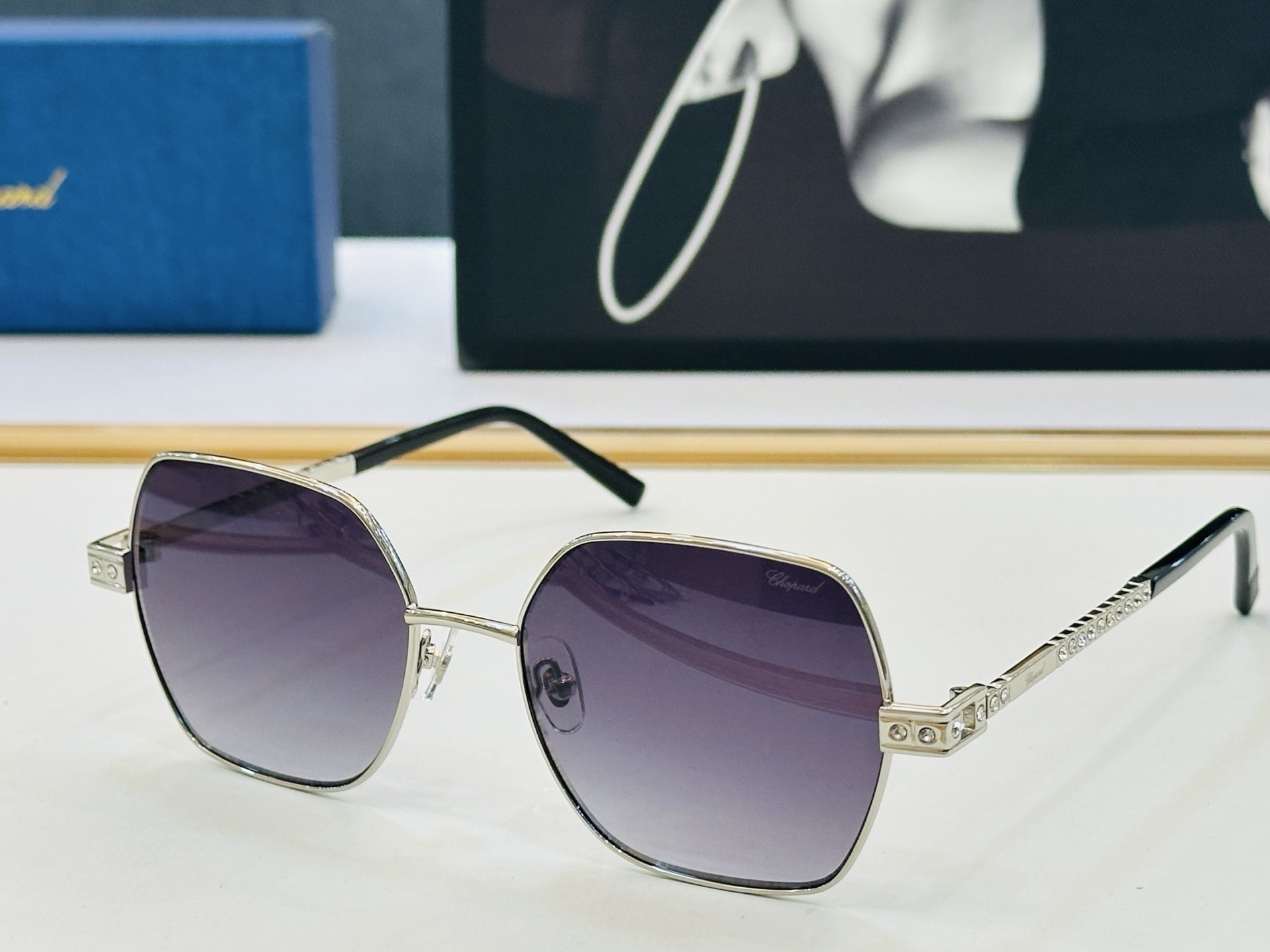 原版 ChoPard肖邦 MODEL: VCHL25S Size：55口18-145 以现代时尚的设计风