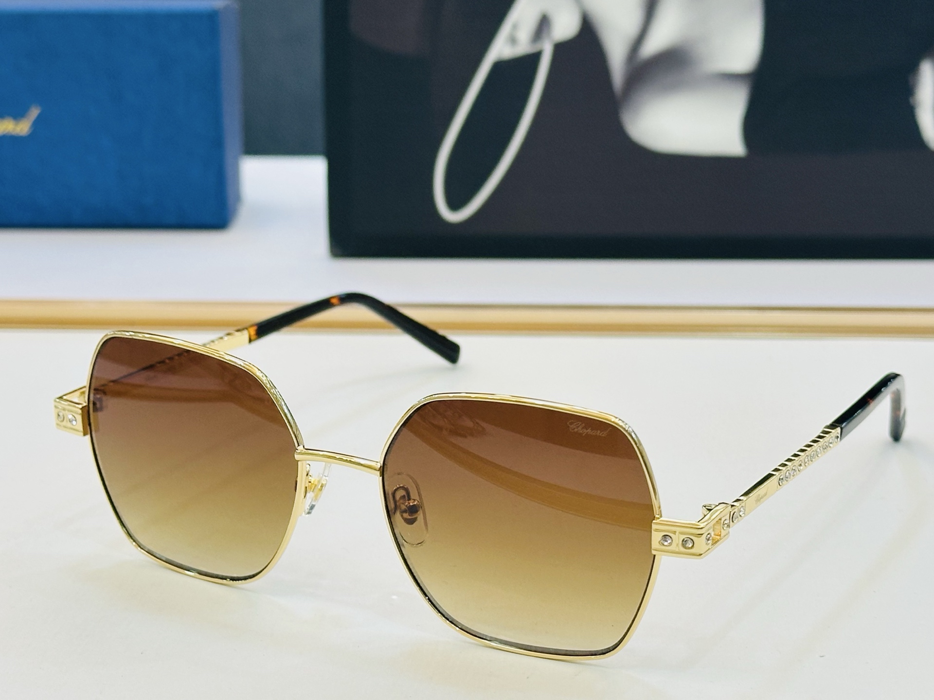 原版 ChoPard肖邦 MODEL: VCHL25S Size：55口18-145 以现代时尚的设计风