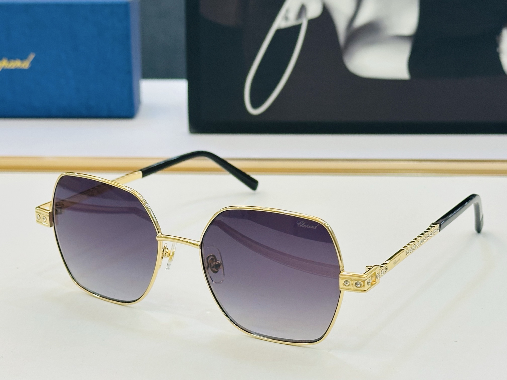 原版 ChoPard肖邦 MODEL: VCHL25S Size：55口18-145 以现代时尚的设计风