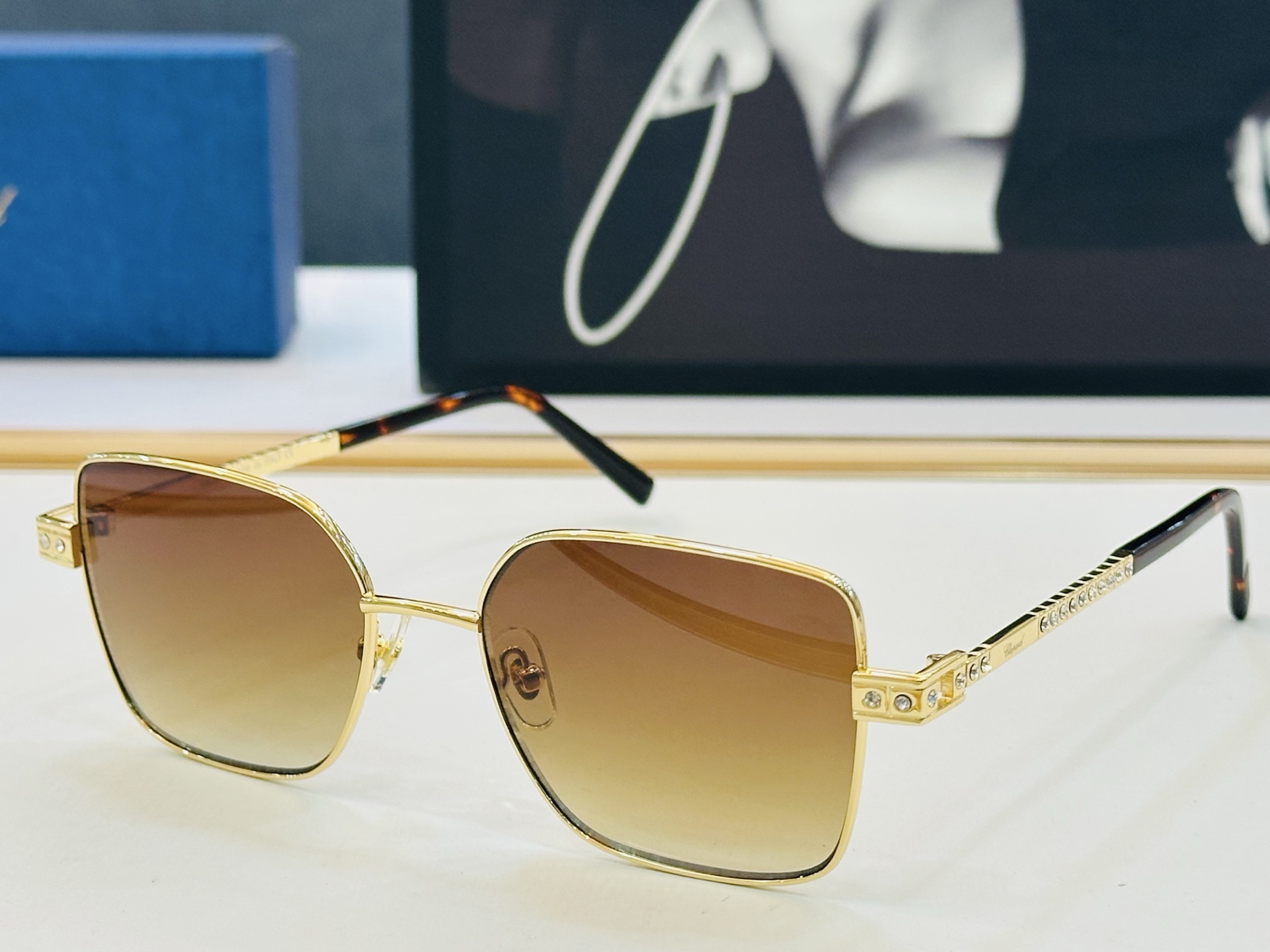 原版 ChoPard肖邦 MODEL: VCHL24S Size：55口18-145 以现代时尚的设计风