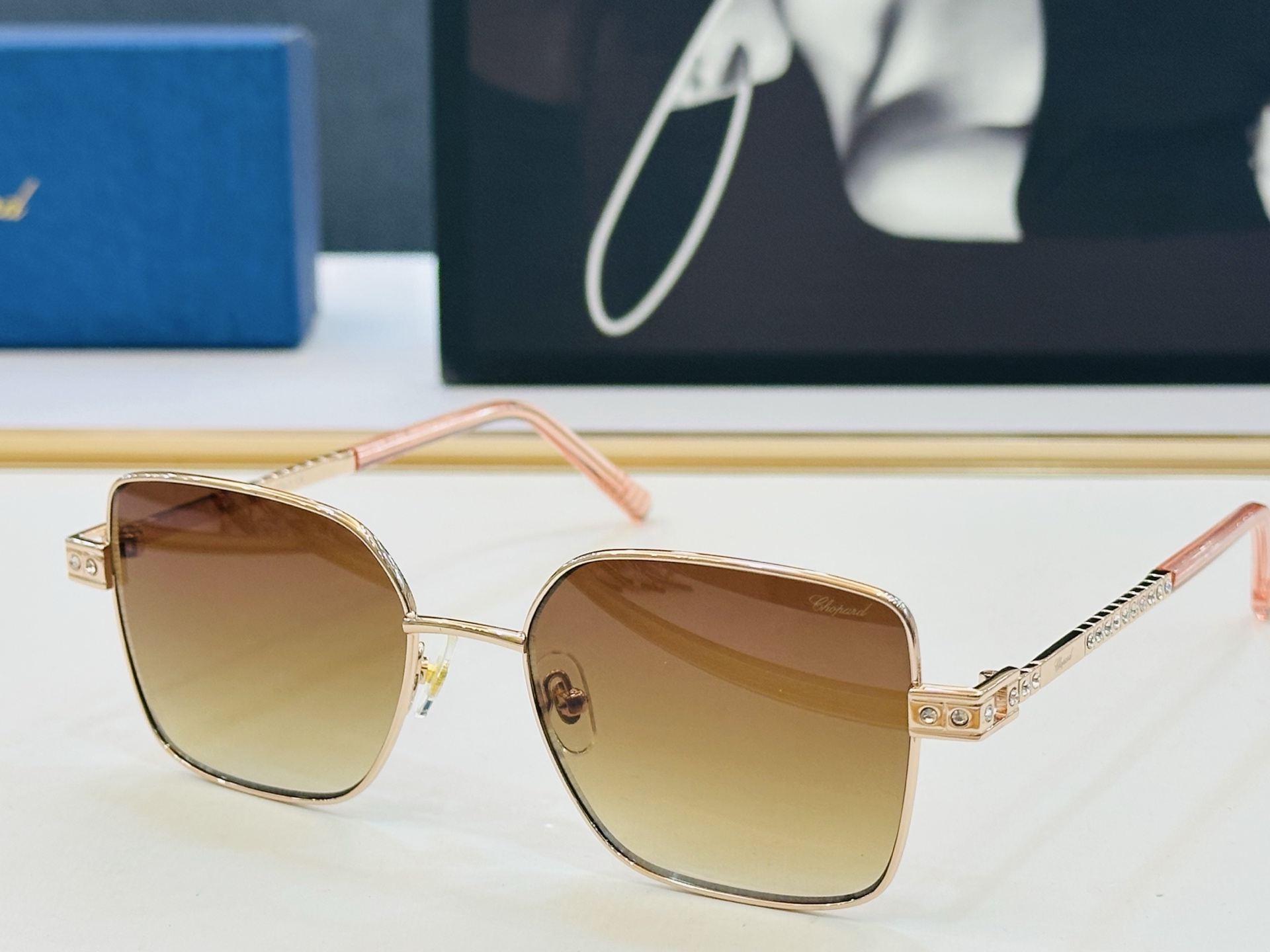 原版 ChoPard肖邦 MODEL: VCHL24S Size：55口18-145 以现代时尚的设计风