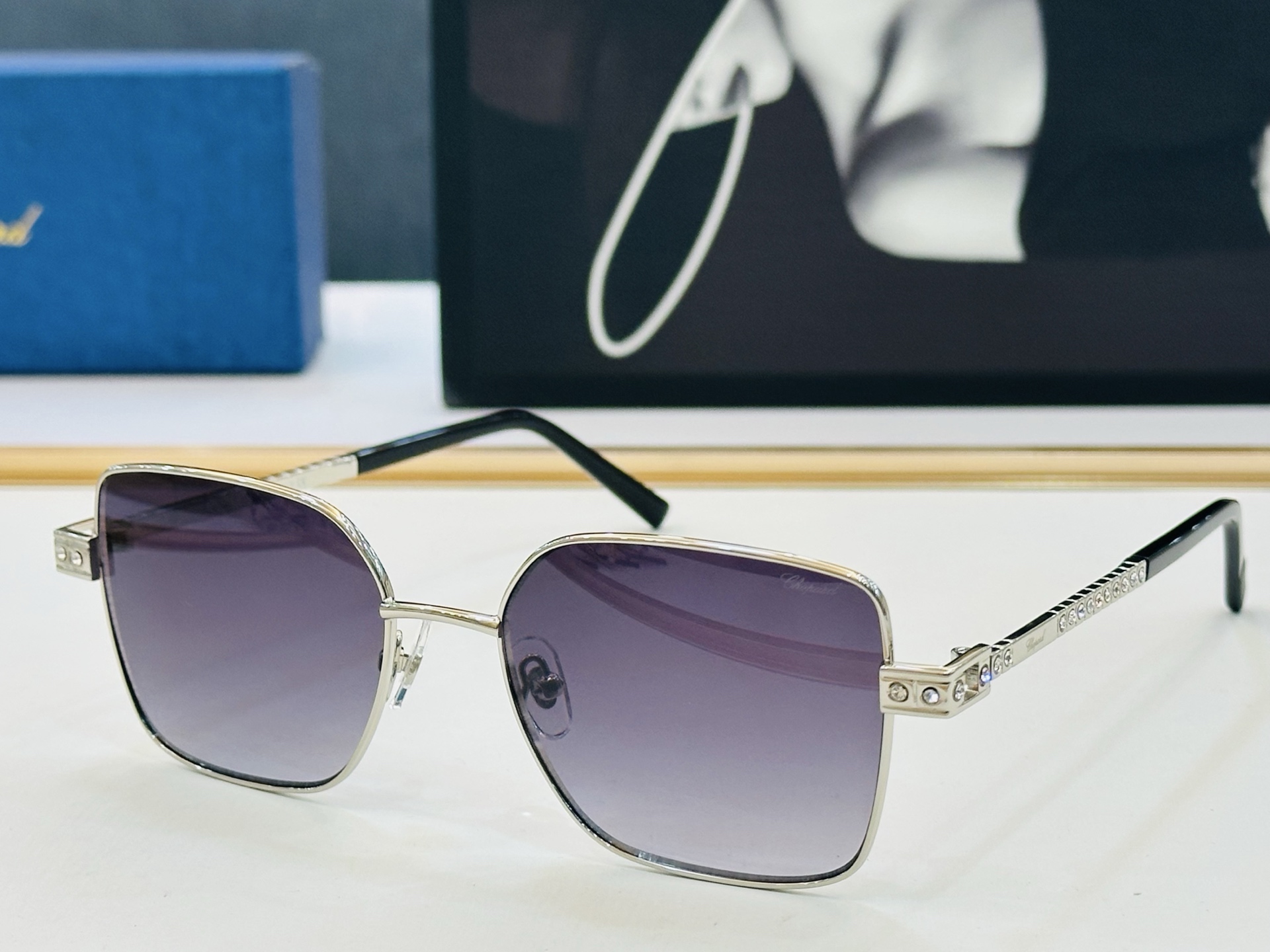 原版 ChoPard肖邦 MODEL: VCHL24S Size：55口18-145 以现代时尚的设计风