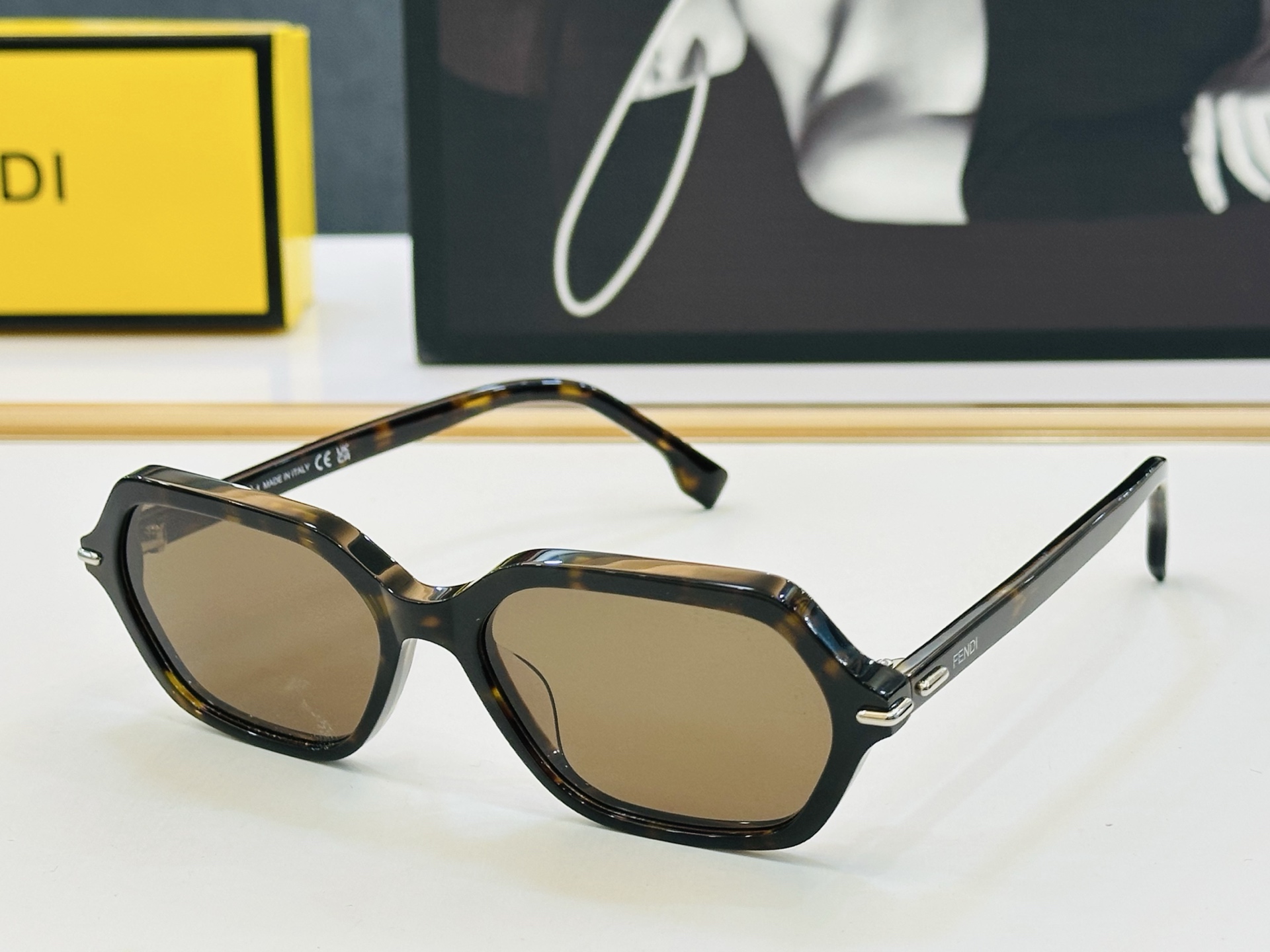 。新款FEND* FE50125 Size：54口14-140 🎁芬家 😀👏时尚经典 wen太阳镜