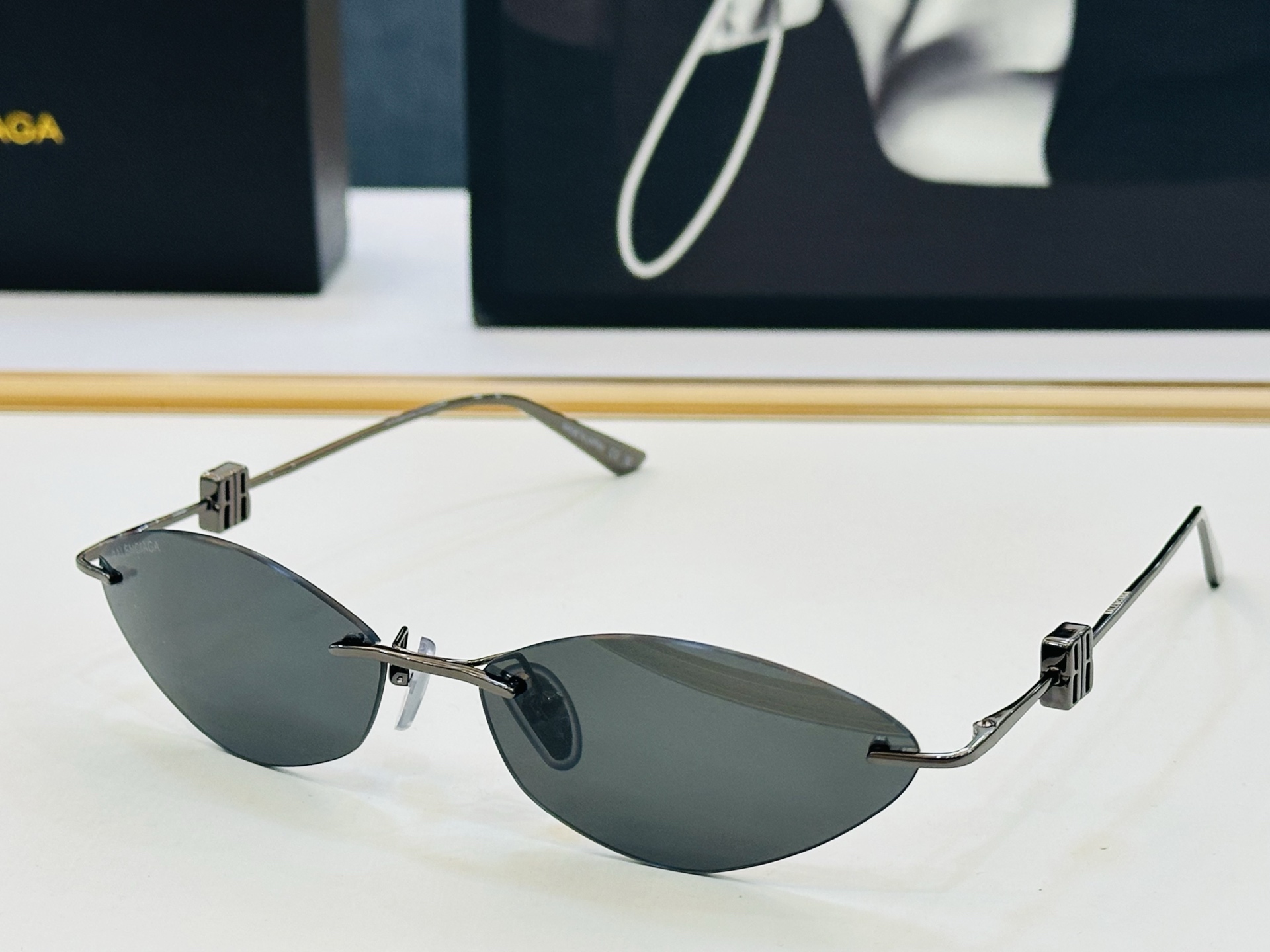 BALENCIAGA巴黎世家 最新 版型很特别的设计让人一眼爱上 BB0505S Size: 64口16