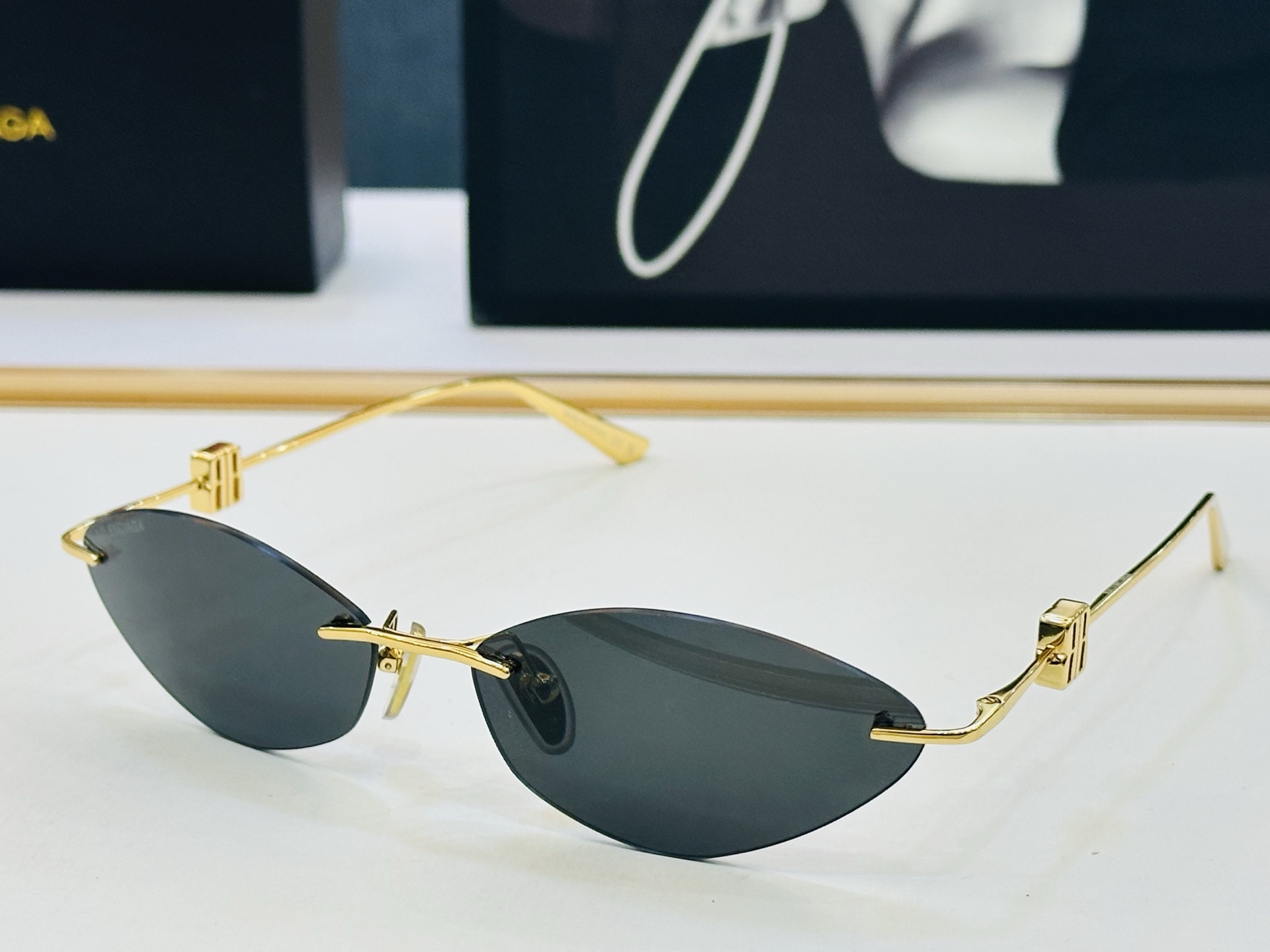 BALENCIAGA巴黎世家 最新 版型很特别的设计让人一眼爱上 BB0505S Size: 64口16