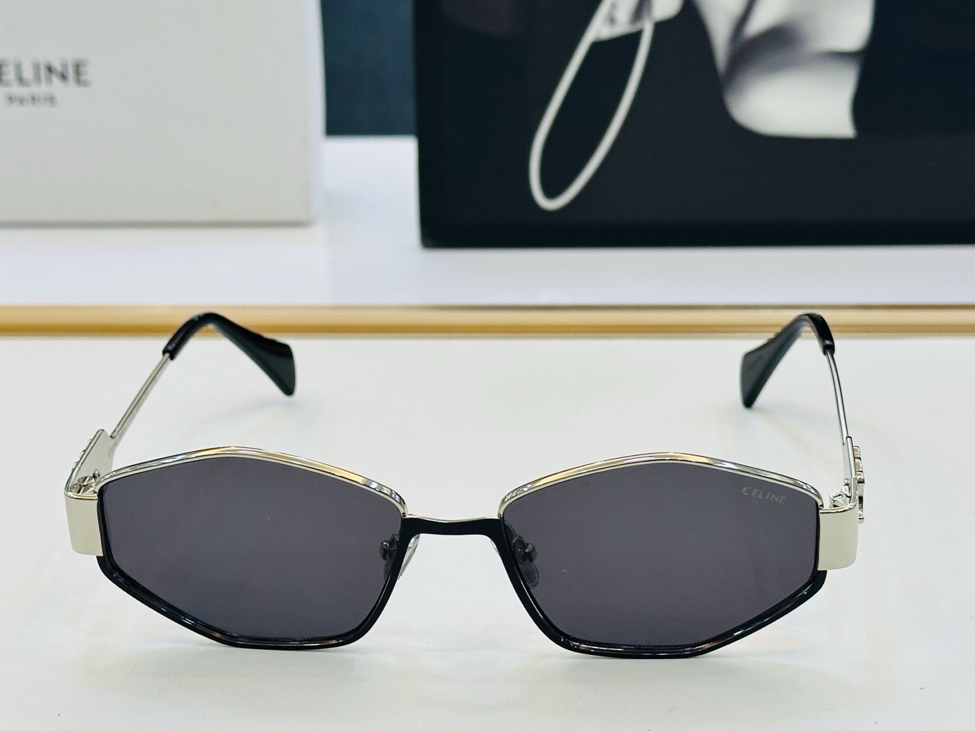 【CELINE】赛琳 CL1577LU Size：57口17-145 一直热销的款式 欧美风 光泽度好 