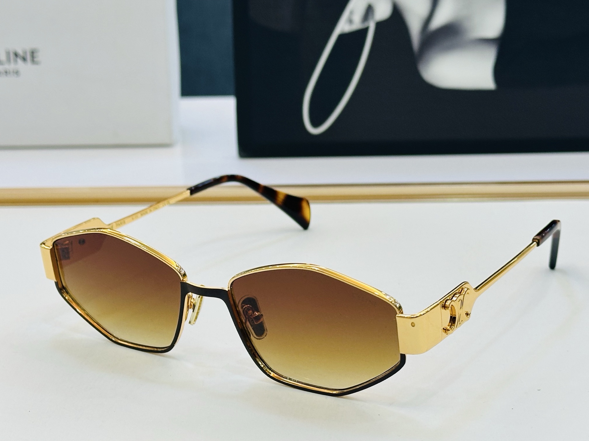 【CELINE】赛琳 CL1577LU Size：57口17-145 一直热销的款式 欧美风 光泽度好 