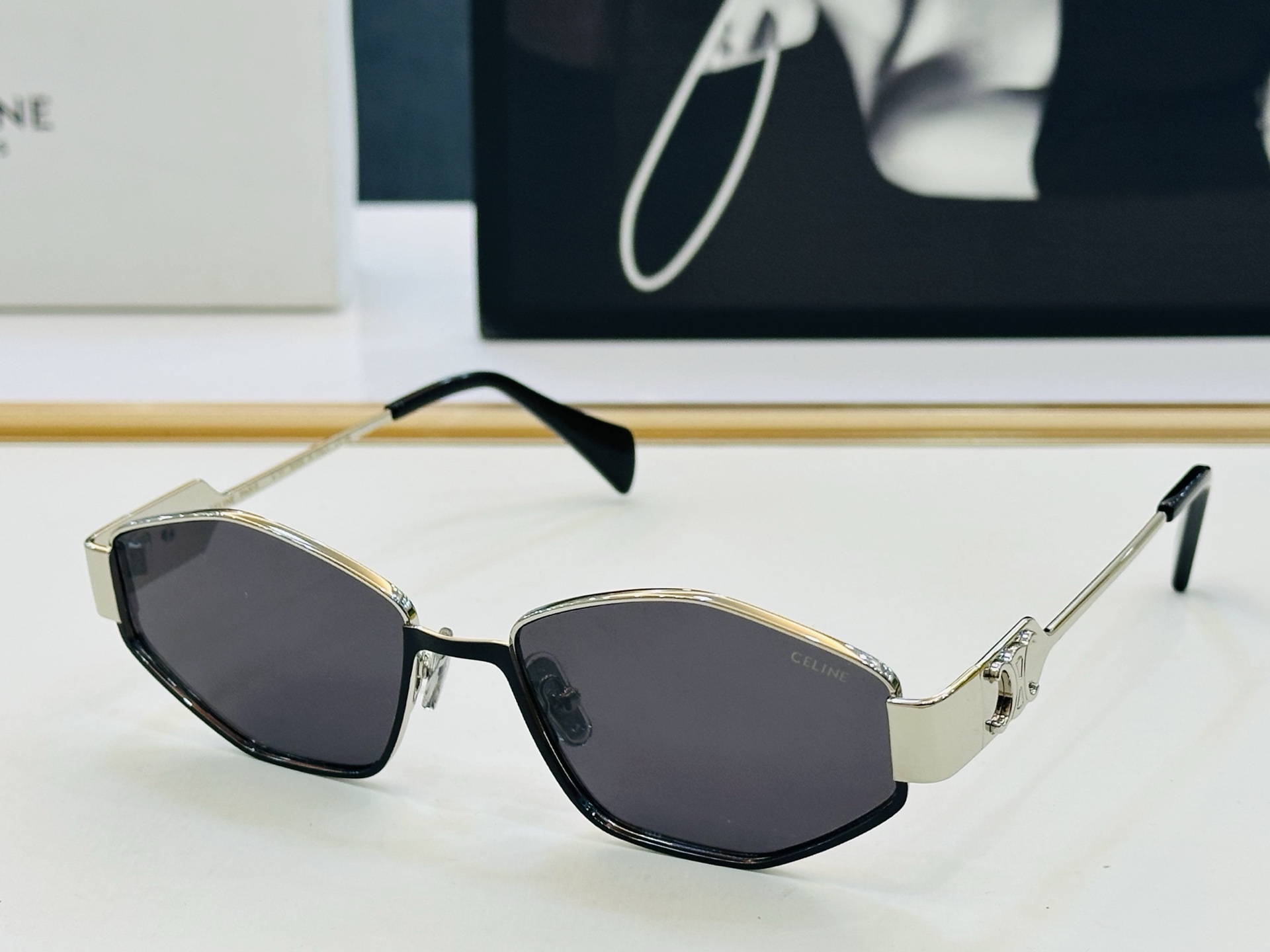 【CELINE】赛琳 CL1577LU Size：57口17-145 一直热销的款式 欧美风 光泽度好 