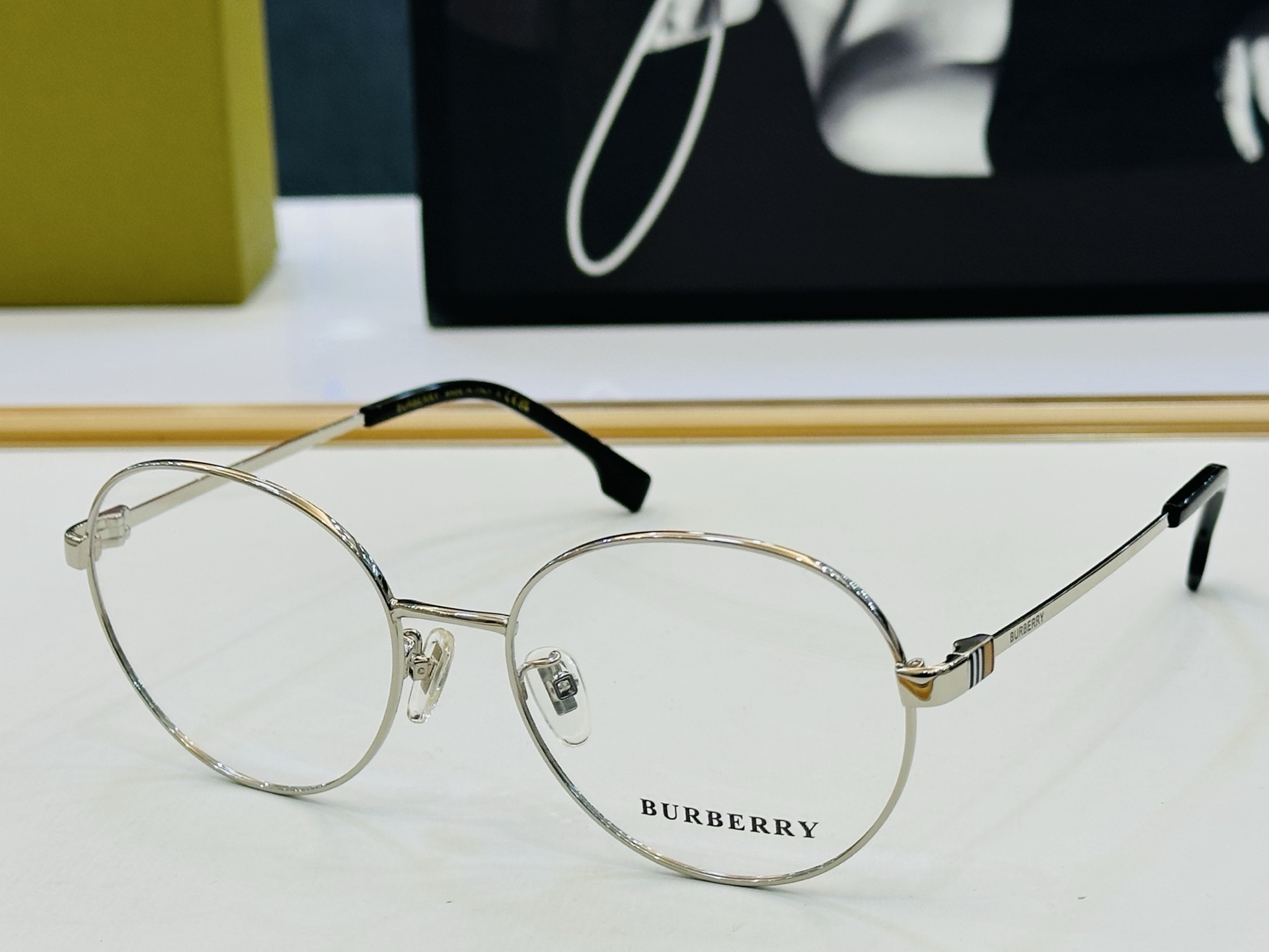 新款 BURBERR*🔻巴家 BE1384 百搭镜架Size：56口18-145 高品质 到货 XL🌲🌲