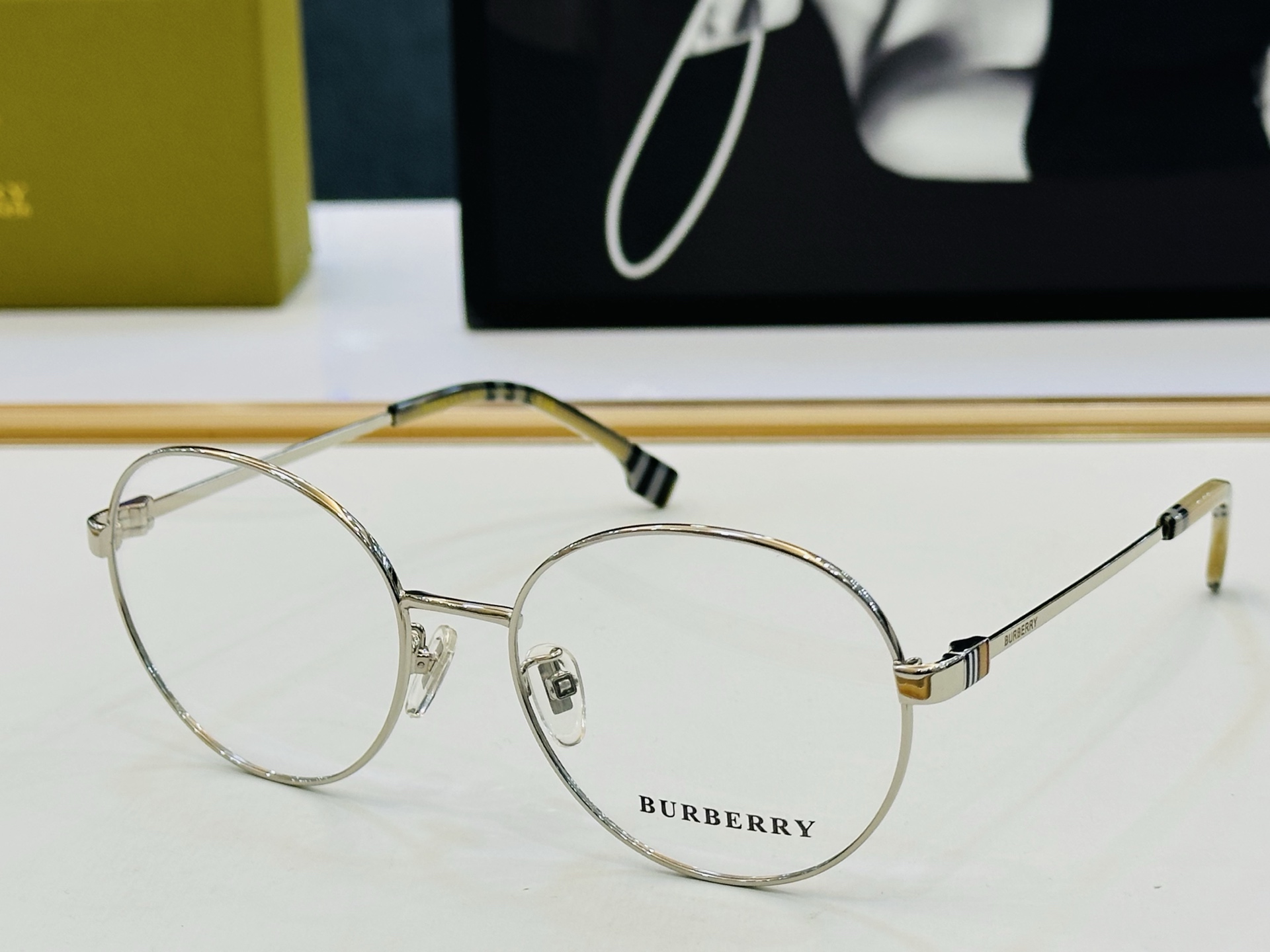 新款 BURBERR*🔻巴家 BE1384 百搭镜架Size：56口18-145 高品质 到货 XL🌲🌲