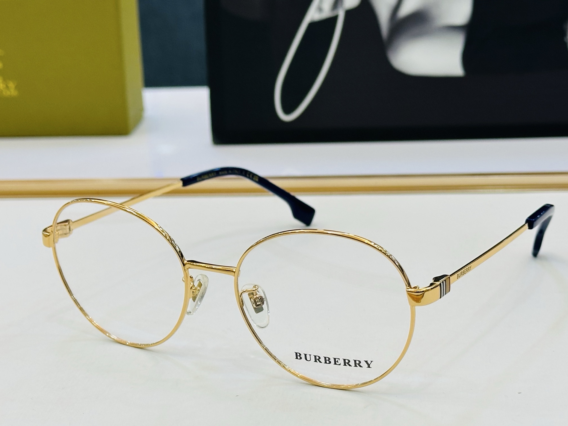 新款 BURBERR*🔻巴家 BE1384 百搭镜架Size：56口18-145 高品质 到货 XL🌲🌲