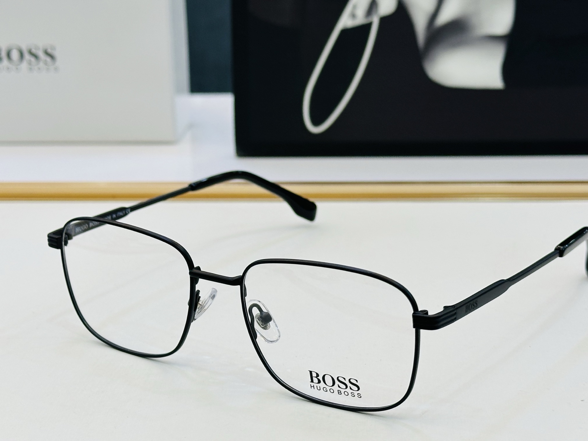 🆕 BOSS1798 Size：55口18-145 🕶🕶💋💋👣👣 高品质 不挑脸 🍁经典不过时框型 L品