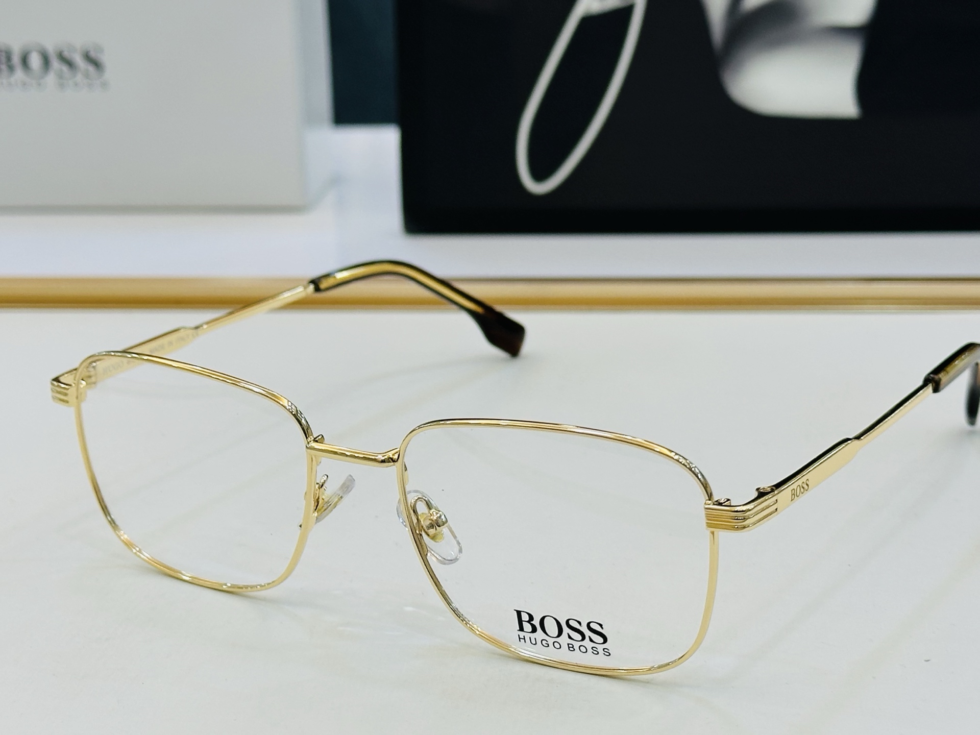 🆕 BOSS1798 Size：55口18-145 🕶🕶💋💋👣👣 高品质 不挑脸 🍁经典不过时框型 L品