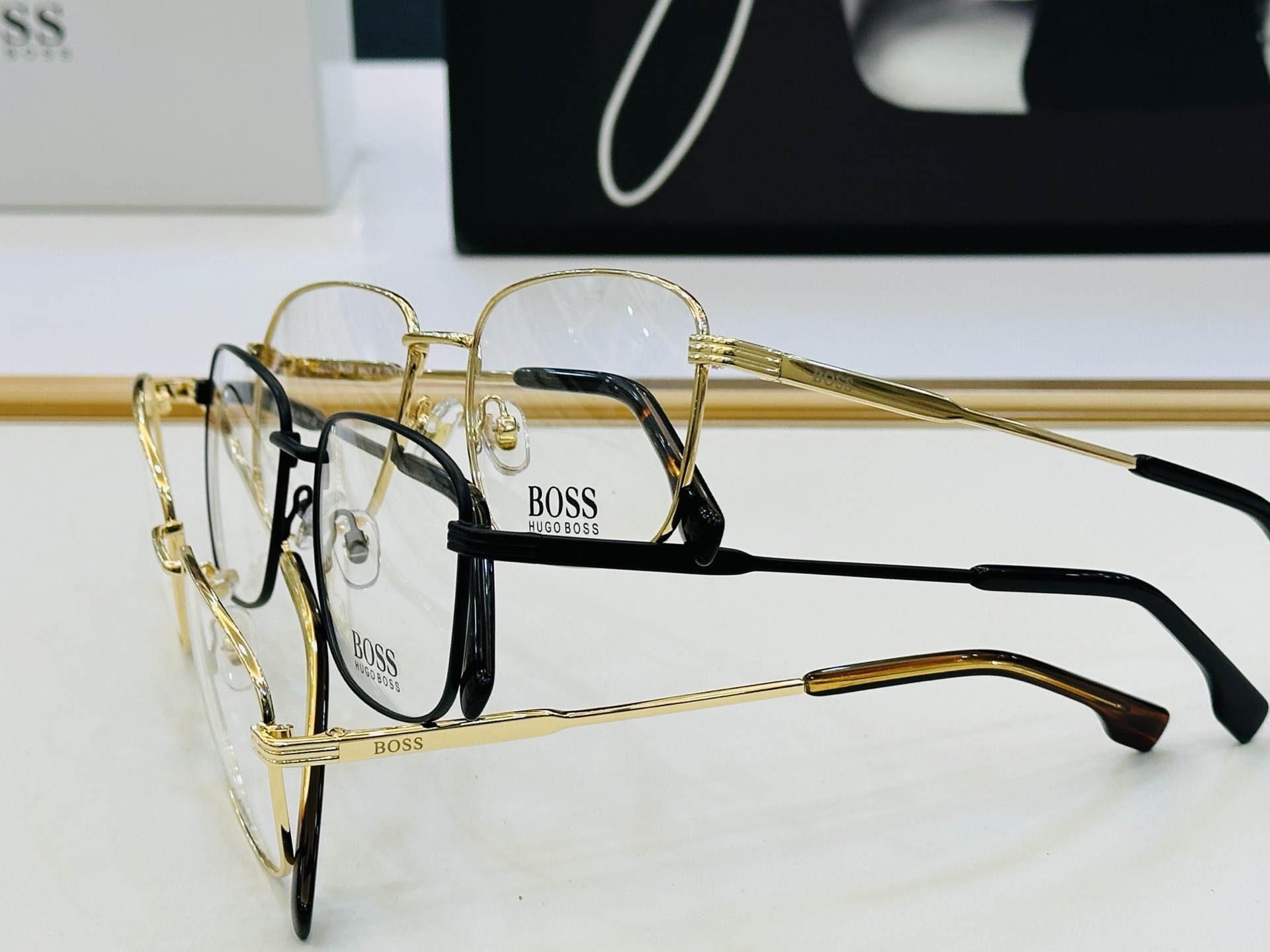 🆕 BOSS1798 Size：55口18-145 🕶🕶💋💋👣👣 高品质 不挑脸 🍁经典不过时框型 L品