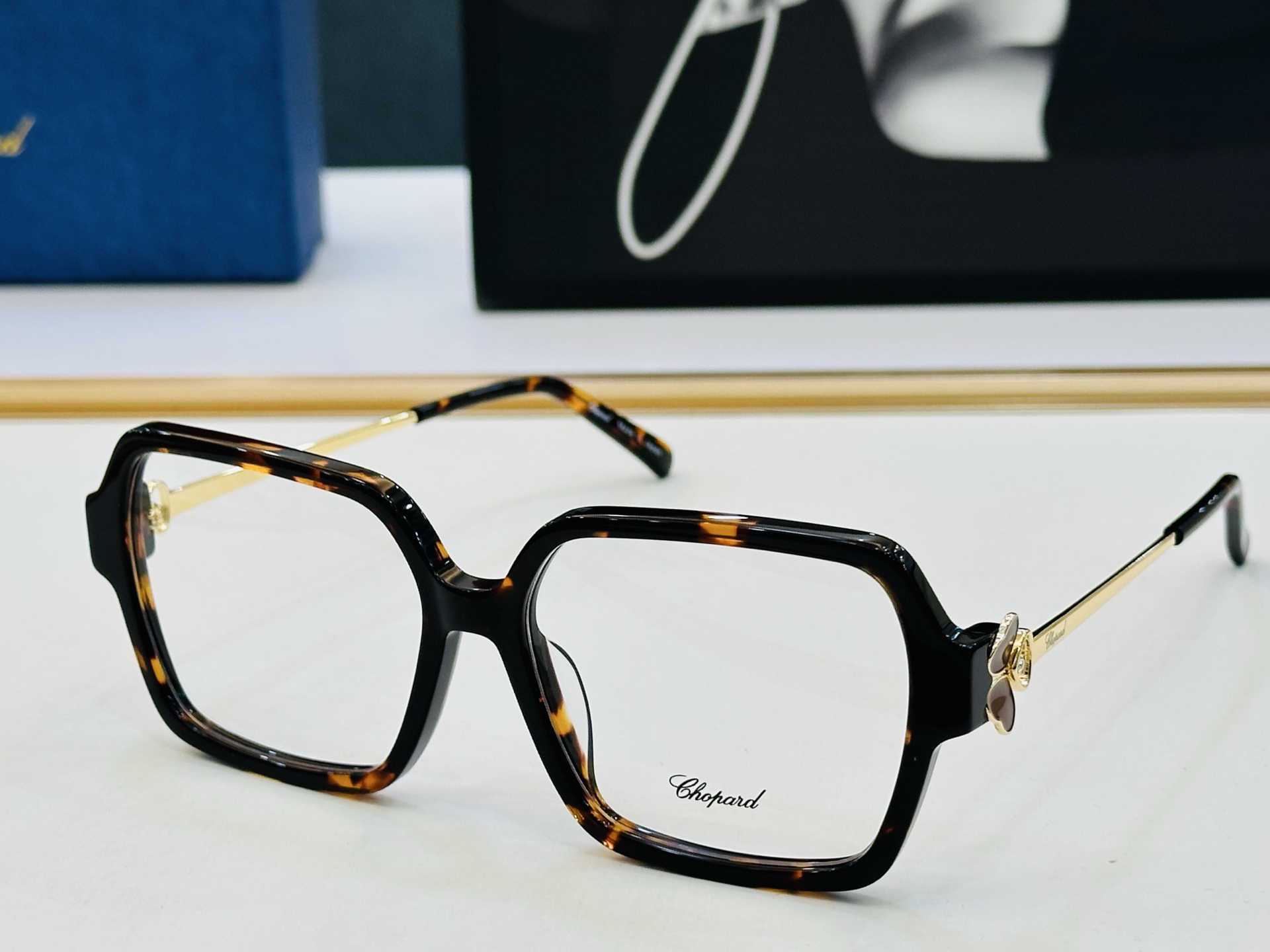 原版 ChoPard肖邦 MODEL: VCH345G Size：55口16-145 以现代时尚的设计风