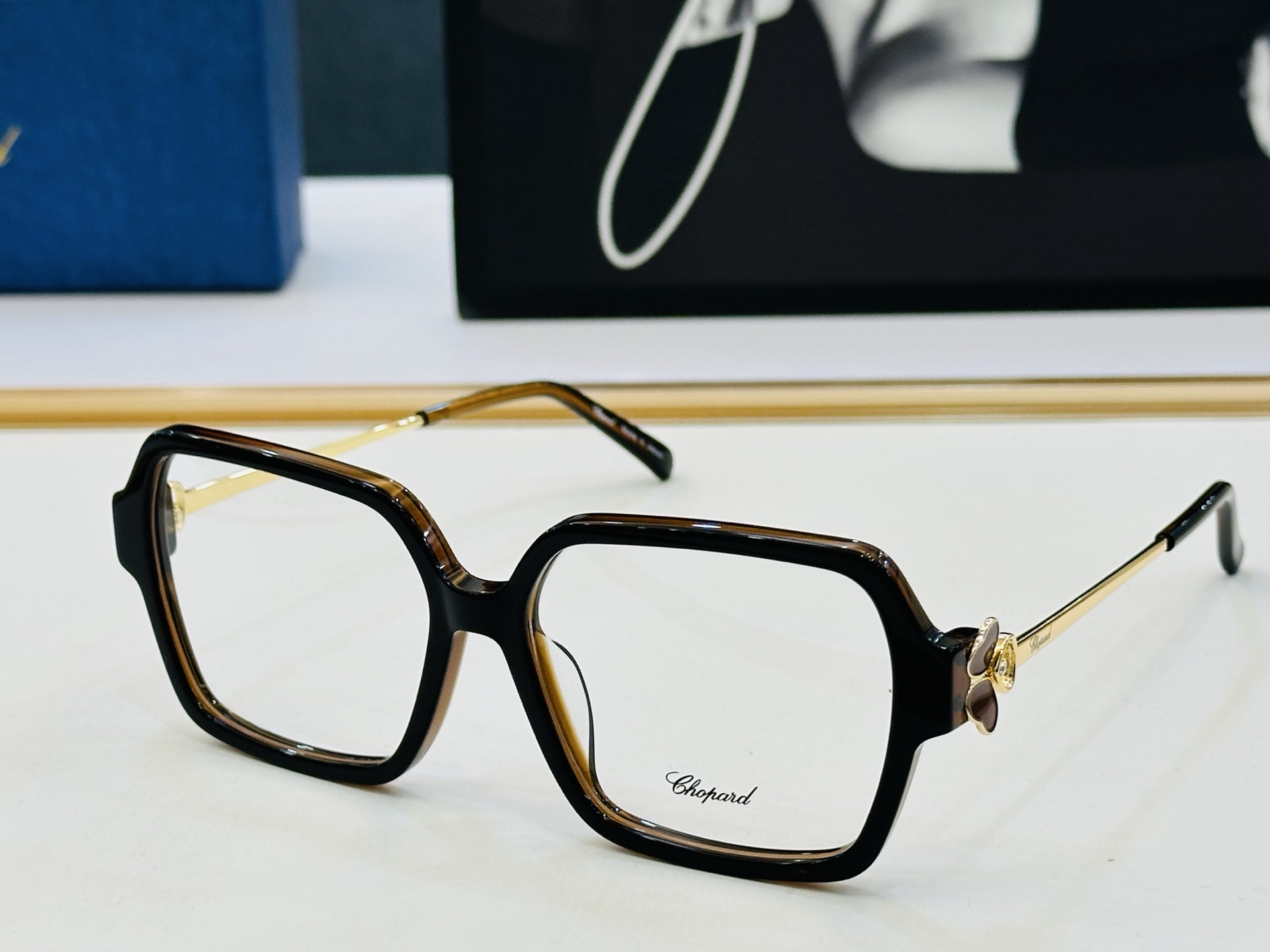 原版 ChoPard肖邦 MODEL: VCH345G Size：55口16-145 以现代时尚的设计风