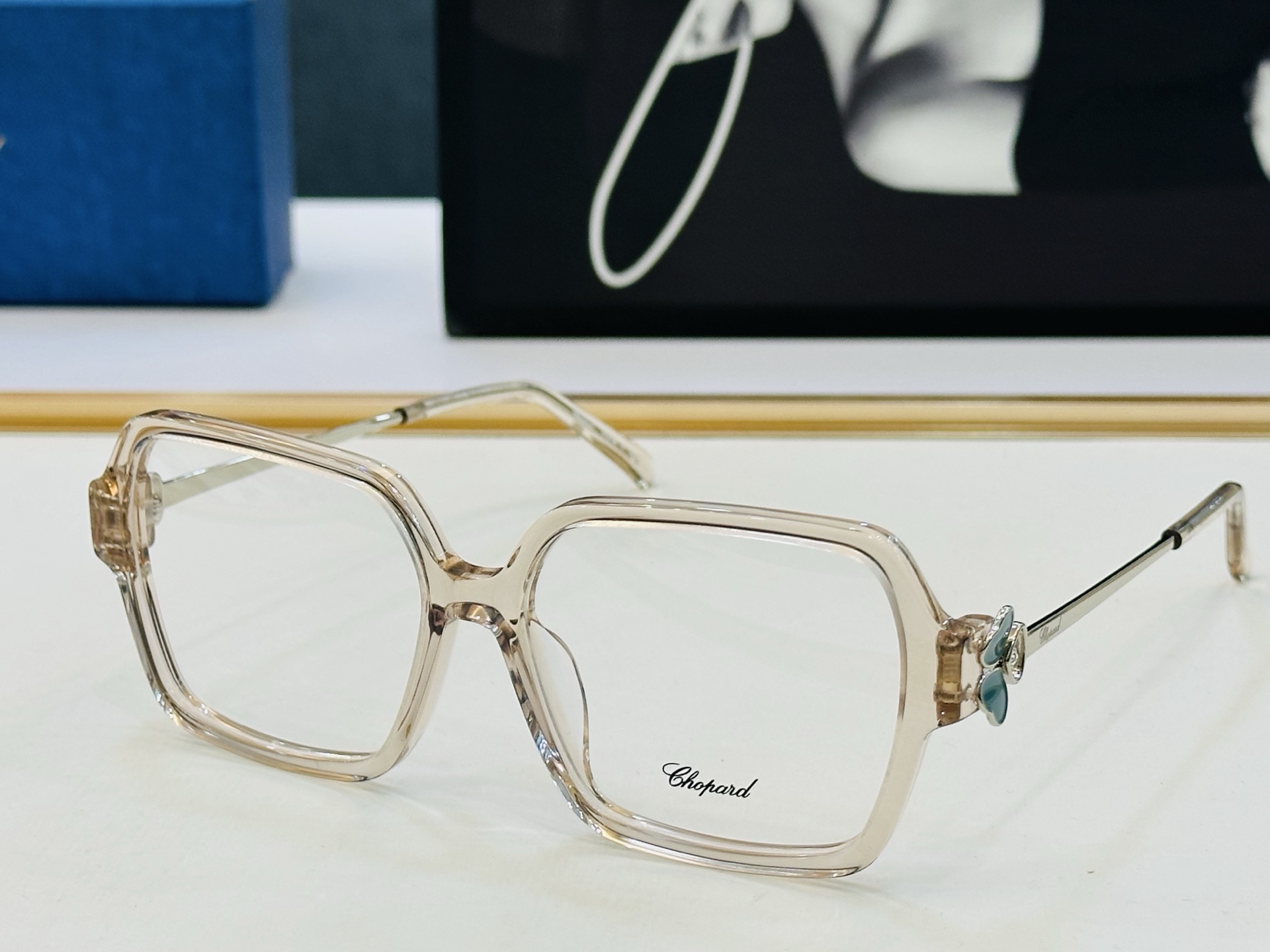 原版 ChoPard肖邦 MODEL: VCH345G Size：55口16-145 以现代时尚的设计风