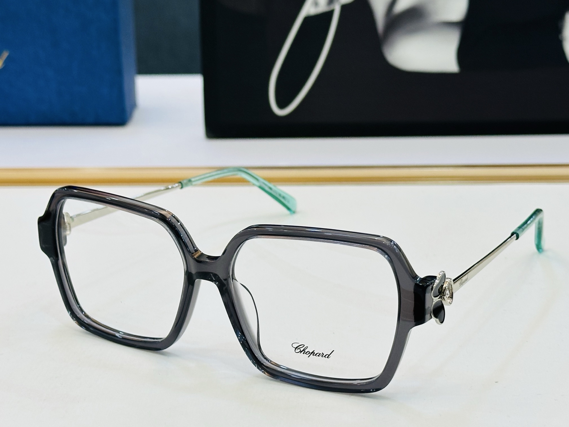 原版 ChoPard肖邦 MODEL: VCH345G Size：55口16-145 以现代时尚的设计风