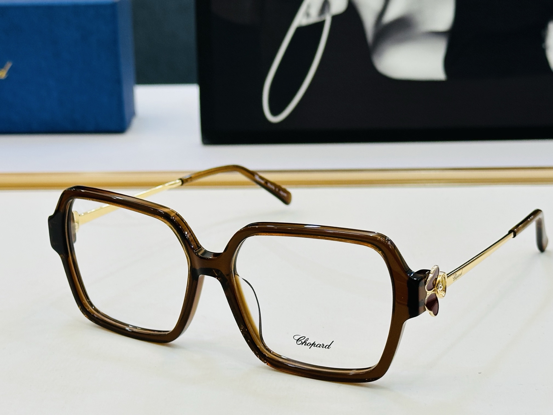 原版 ChoPard肖邦 MODEL: VCH345G Size：55口16-145 以现代时尚的设计风