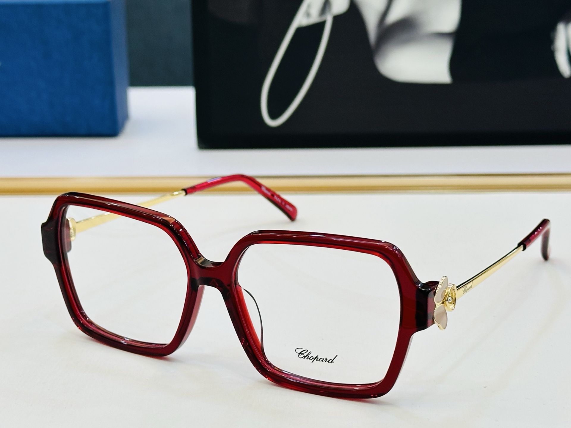 原版 ChoPard肖邦 MODEL: VCH345G Size：55口16-145 以现代时尚的设计风