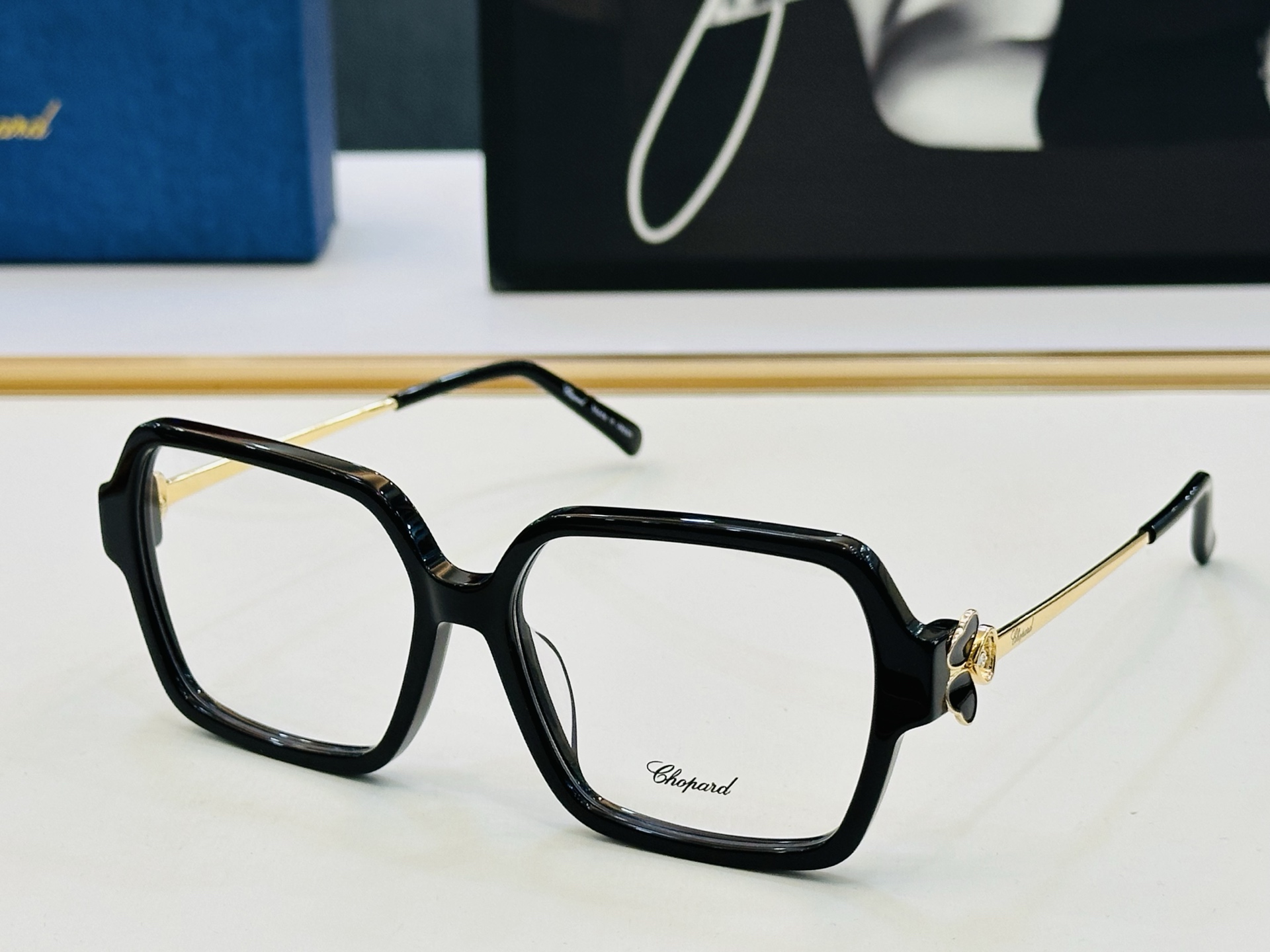 原版 ChoPard肖邦 MODEL: VCH345G Size：55口16-145 以现代时尚的设计风