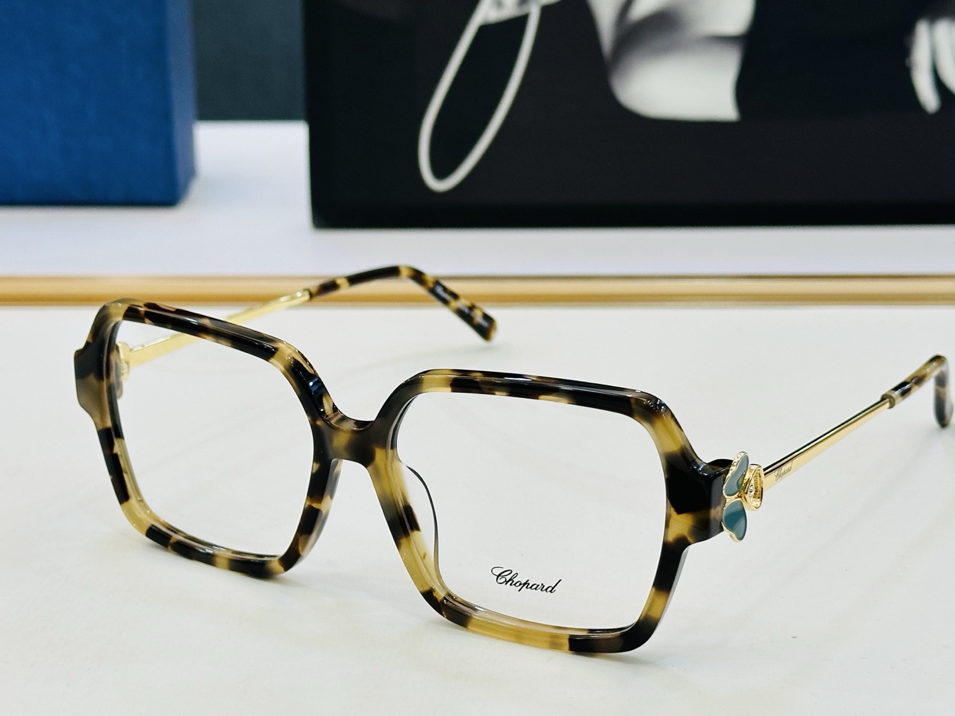 原版 ChoPard肖邦 MODEL: VCH345G Size：55口16-145 以现代时尚的设计风