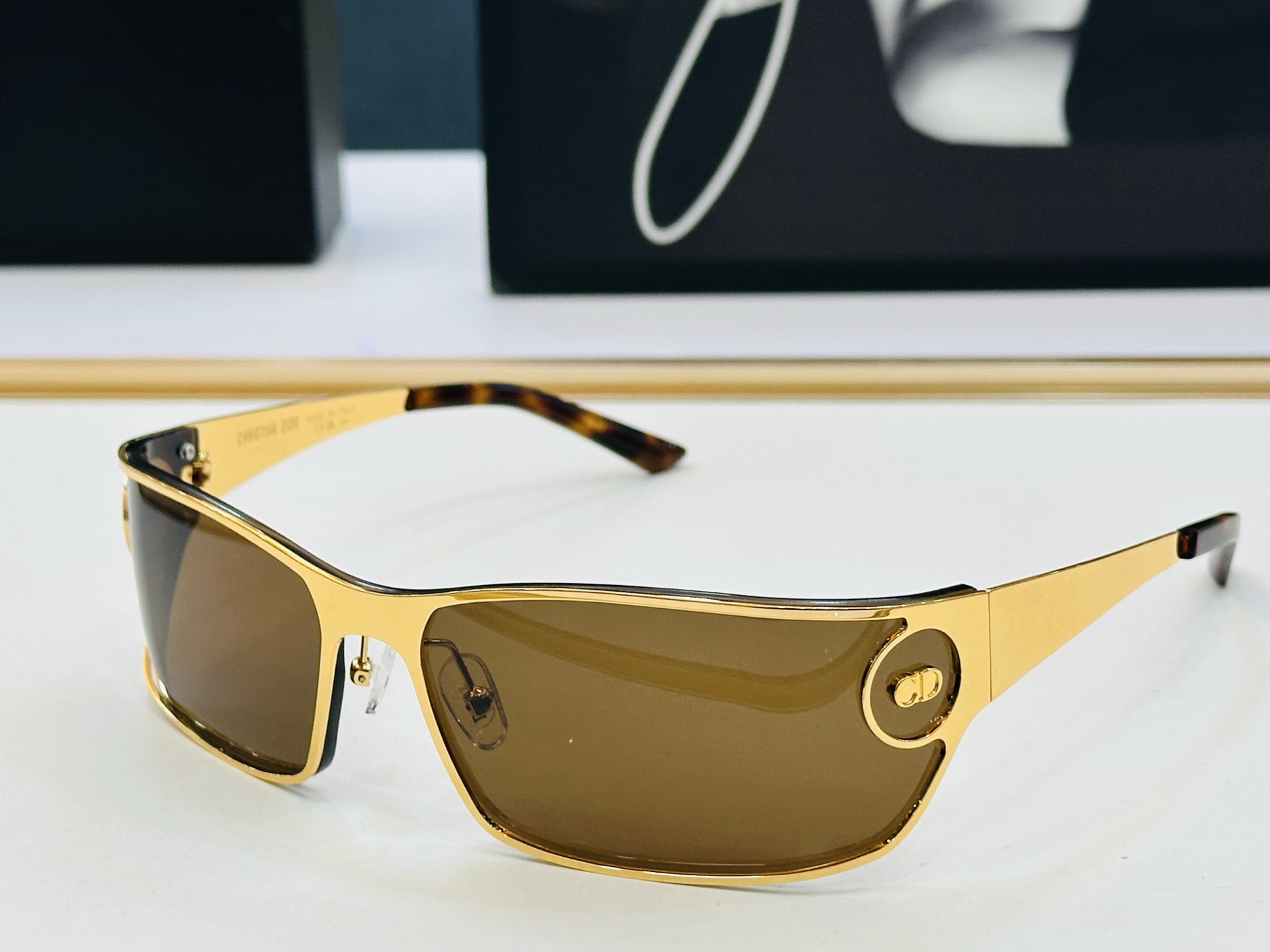 🔻🔻🔻DIO* 迪家 20BO Size：56口17-125 春夏款墨镜 😎🔆 K搭配镜腿精致 质量上佳