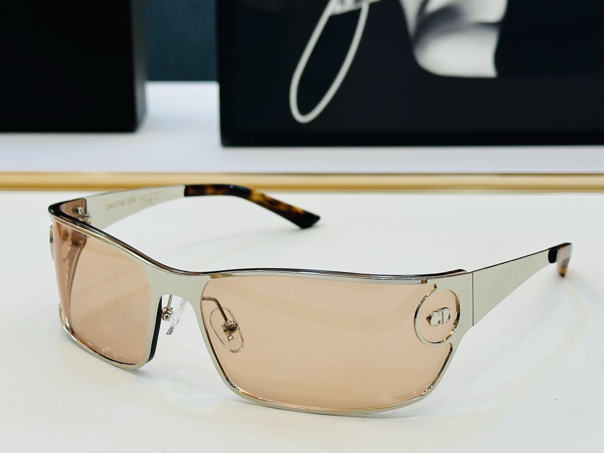 🔻🔻🔻DIO* 迪家 20BO Size：56口17-125 春夏款墨镜 😎🔆 K搭配镜腿精致 质量上佳