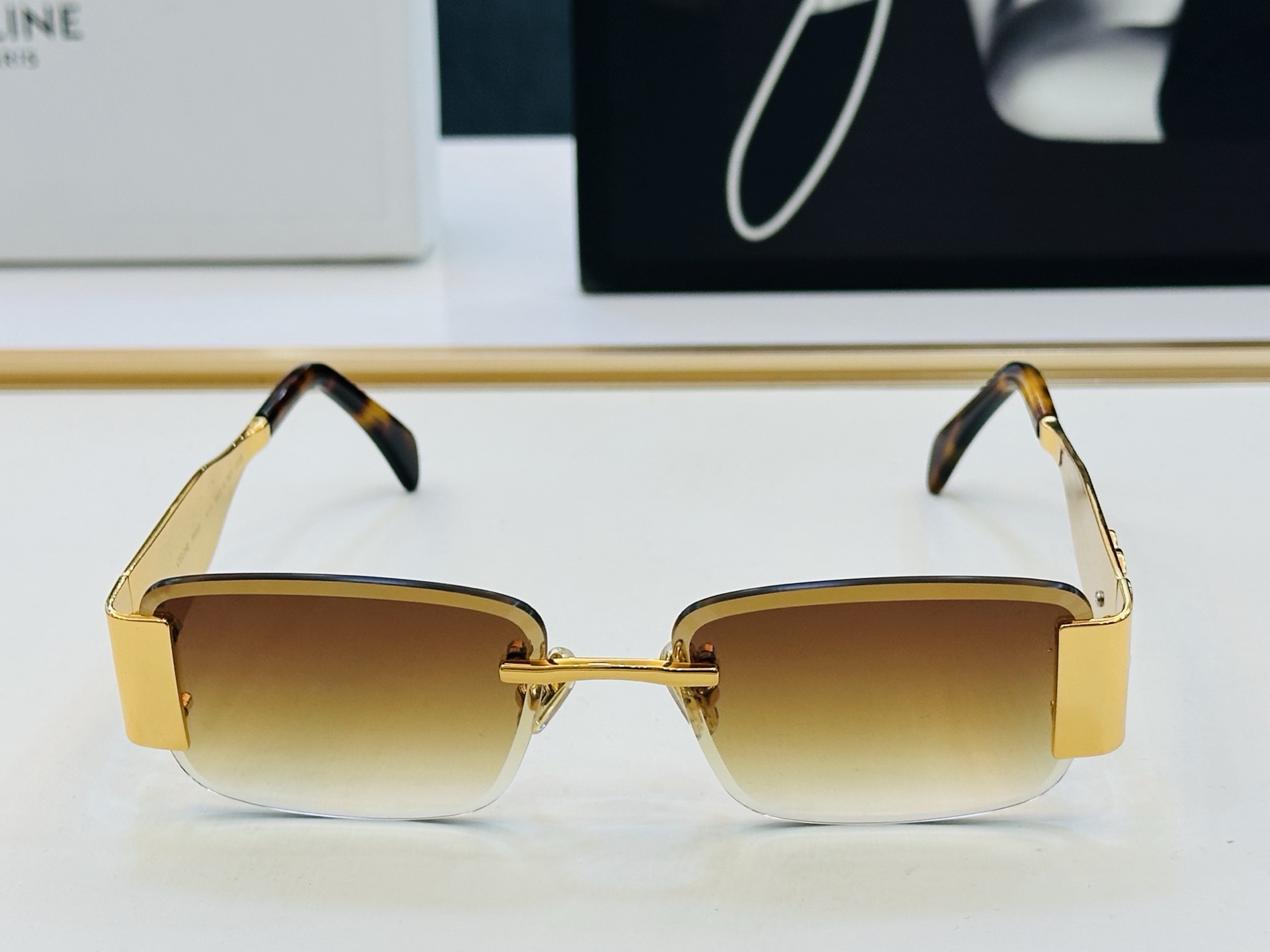 【CELINE】赛琳 CL40235U Size：56口19-145 一直热销的款式 欧美风 光泽度好 