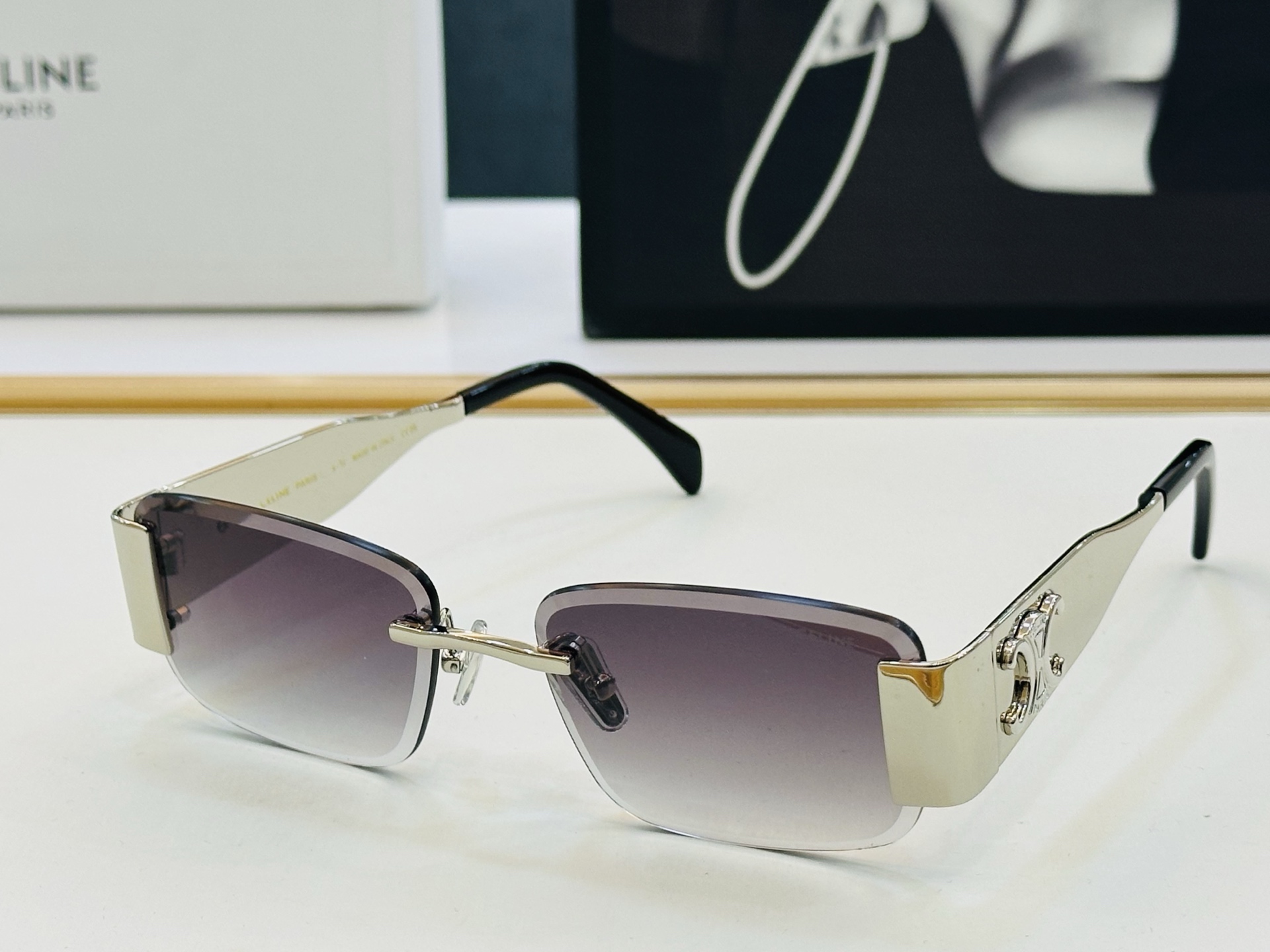 【CELINE】赛琳 CL40235U Size：56口19-145 一直热销的款式 欧美风 光泽度好 