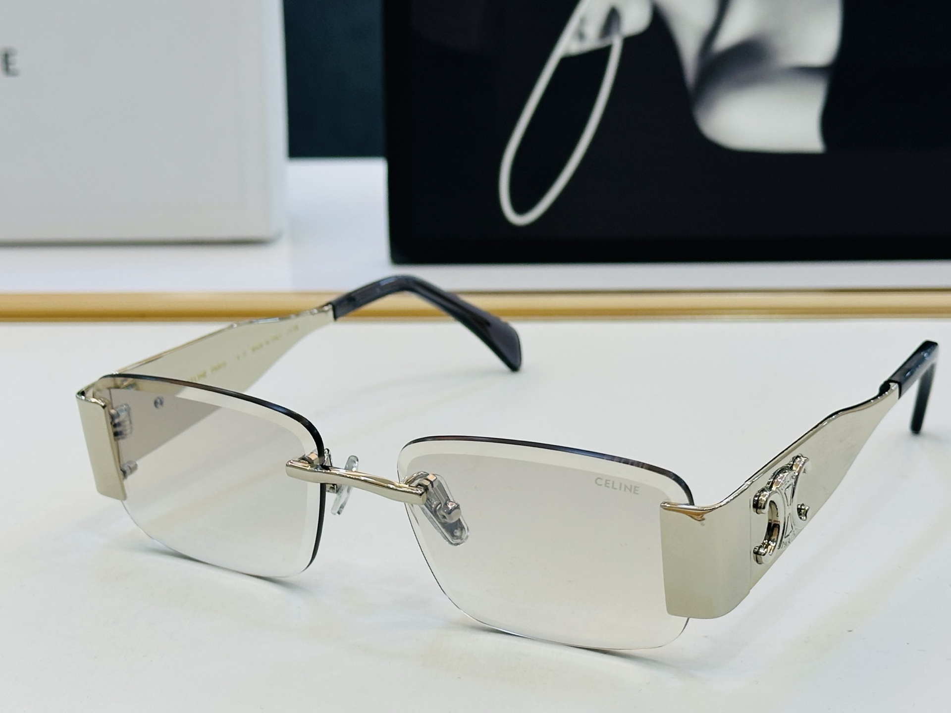 【CELINE】赛琳 CL40235U Size：56口19-145 一直热销的款式 欧美风 光泽度好 