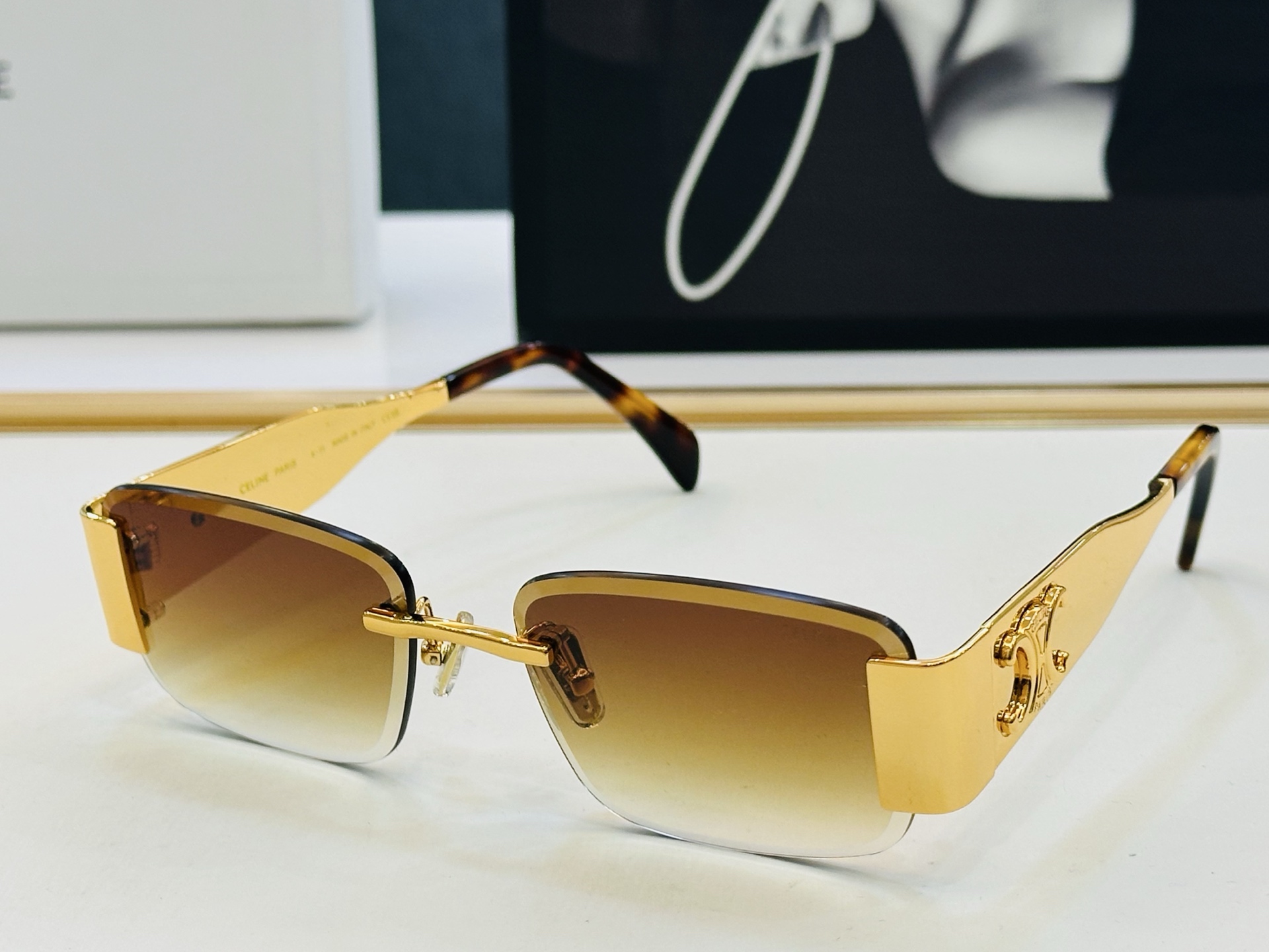 【CELINE】赛琳 CL40235U Size：56口19-145 一直热销的款式 欧美风 光泽度好 