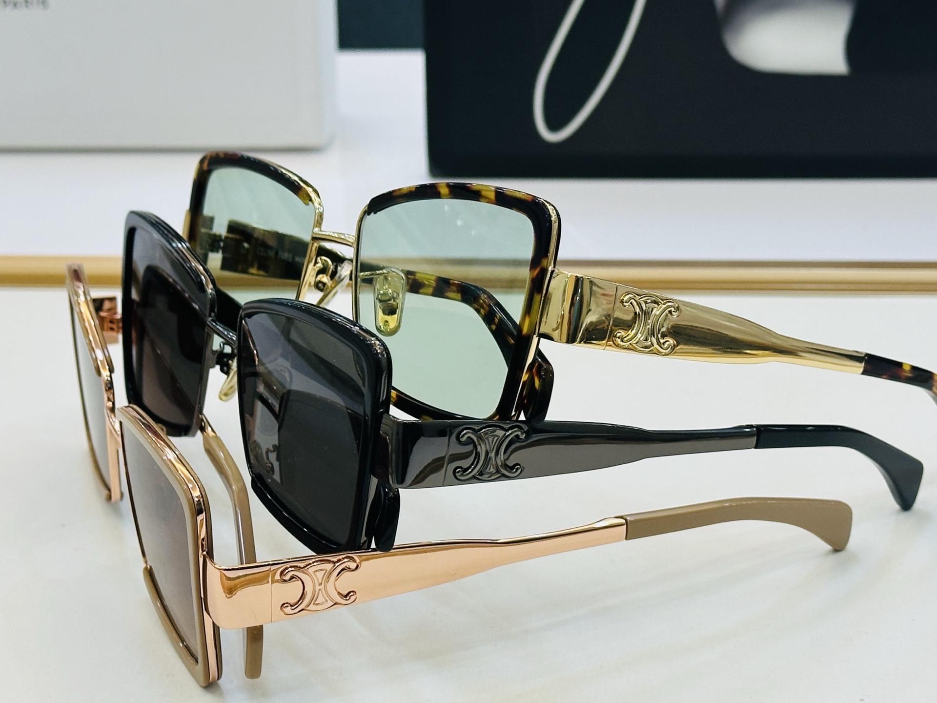 【CELINE】赛琳 CL40338F Size：53口17-145 一直热销的款式，欧美风 光泽度好 