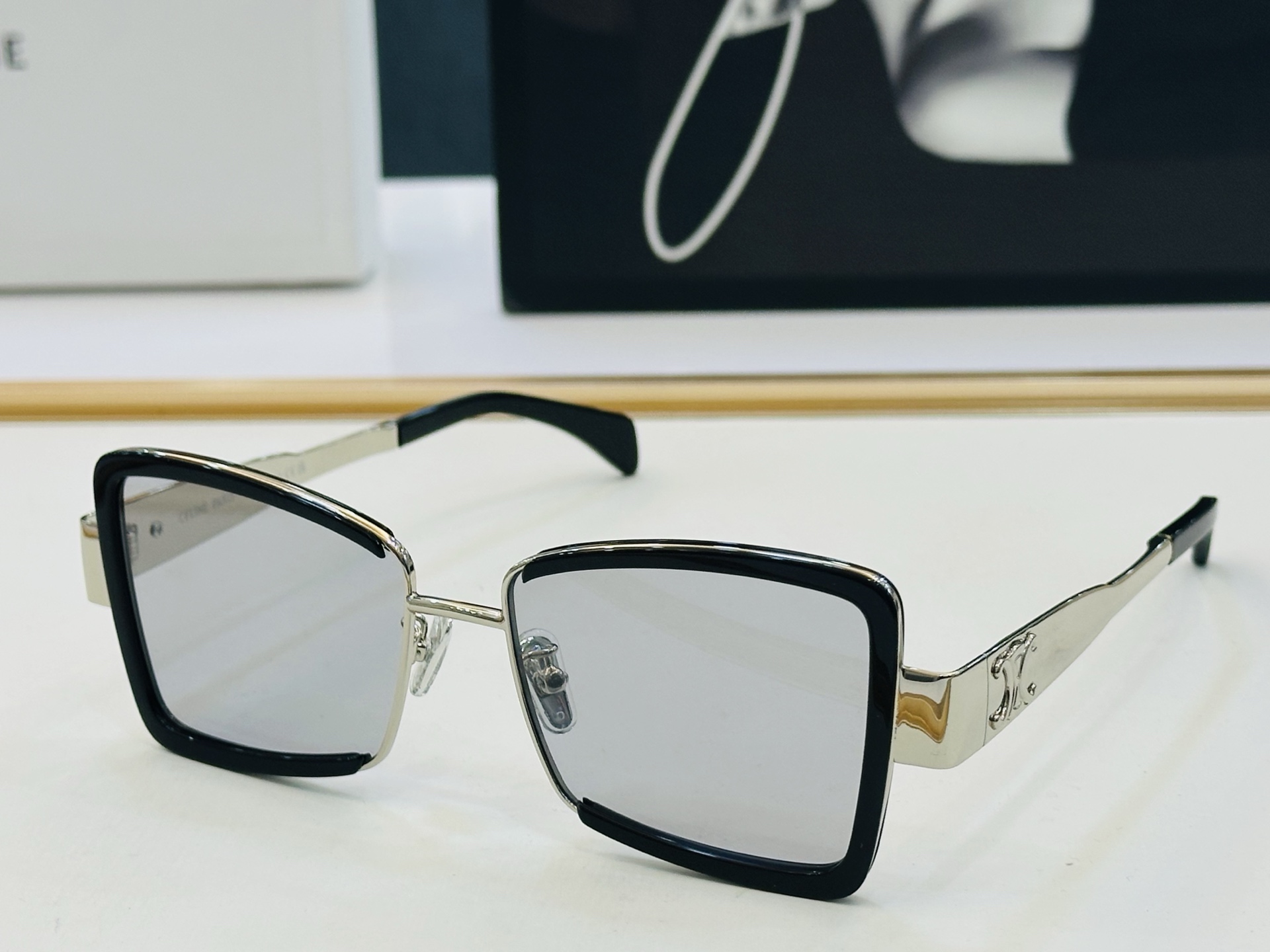 【CELINE】赛琳 CL40338F Size：53口17-145 一直热销的款式，欧美风 光泽度好 